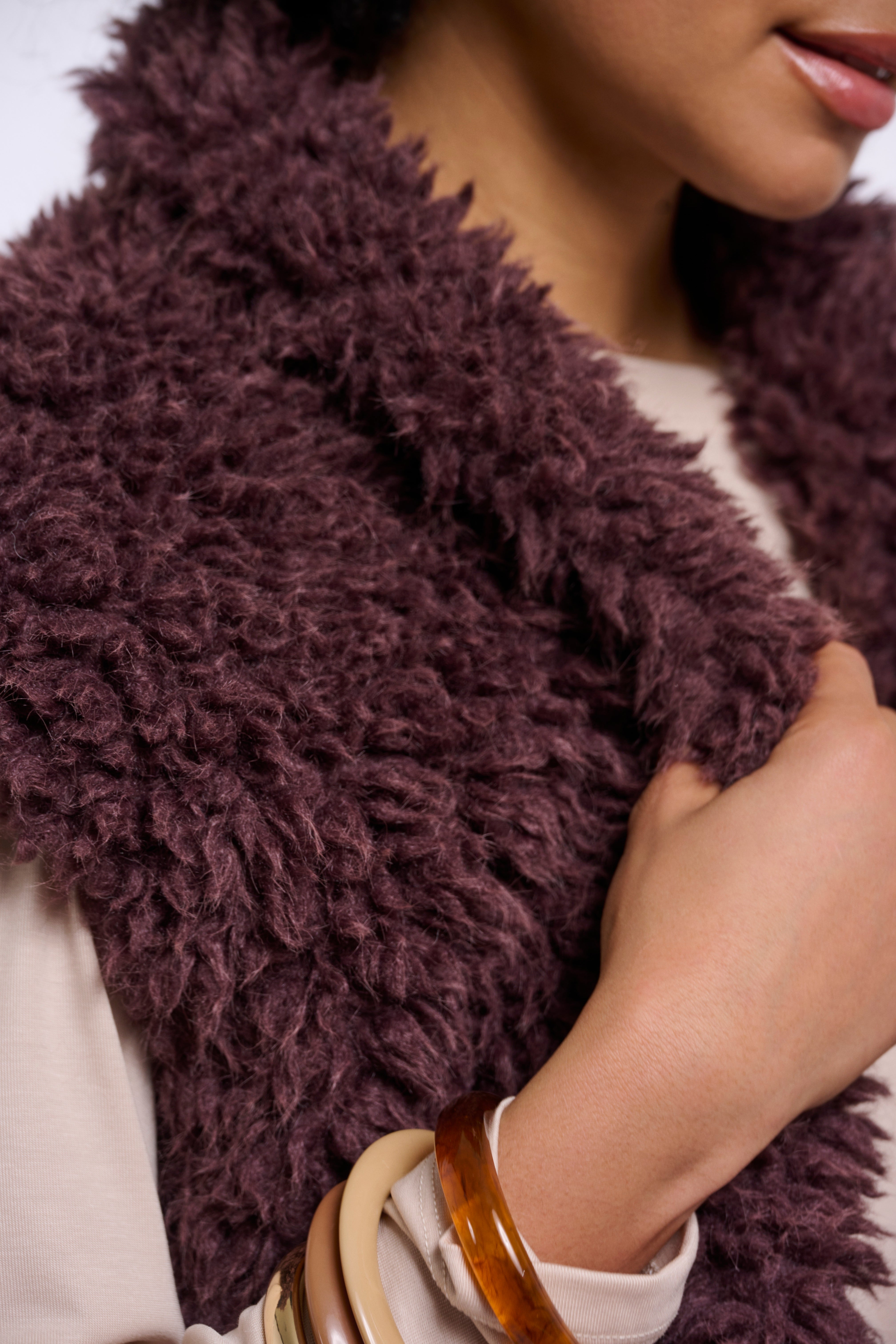 Kuscheliger Layering-Traum: Deine neue Weste in Teddy-Optik