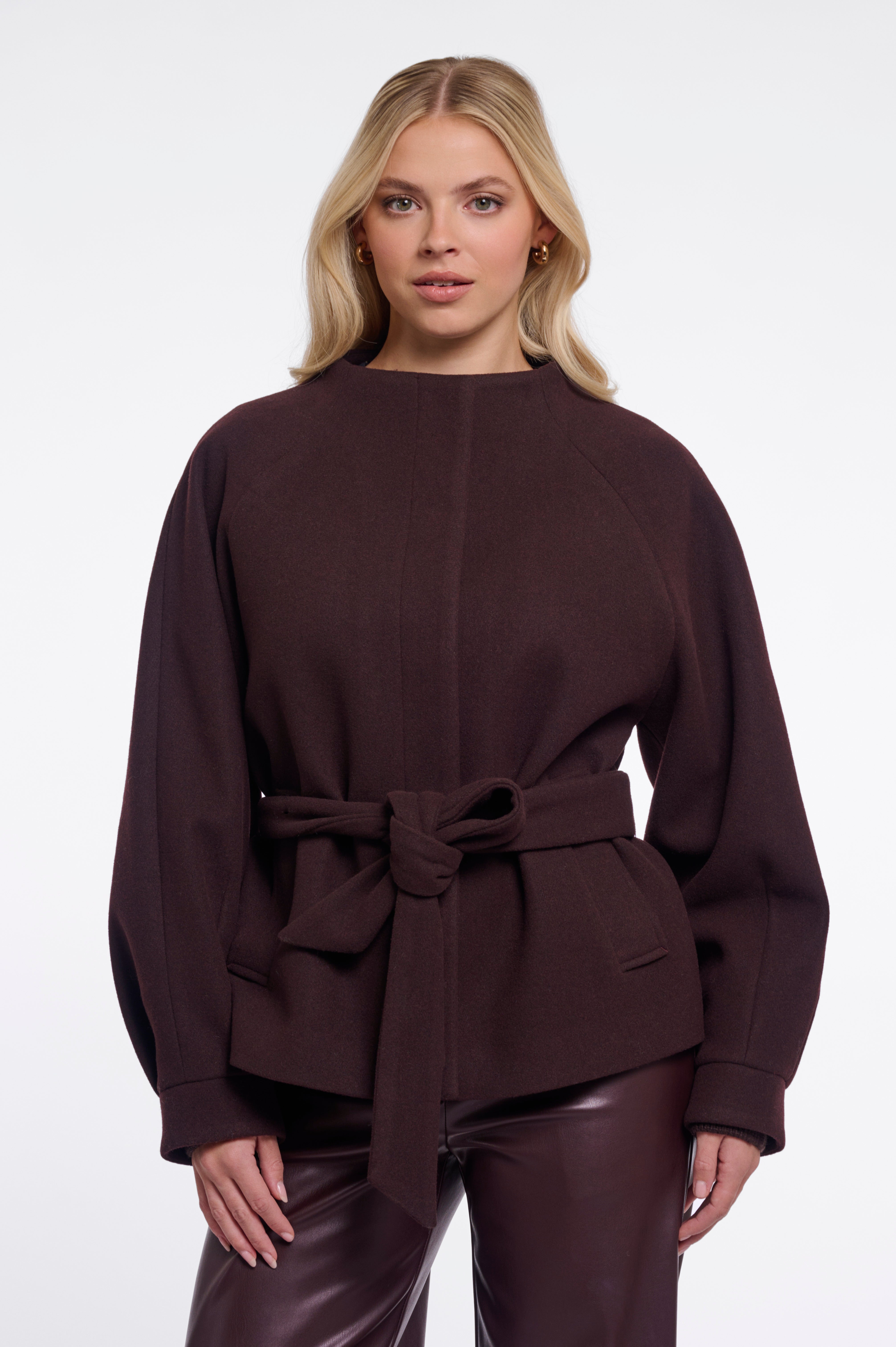 Minimalistische Eleganz: Deine neue Kurzjacke mit Bindegürtel