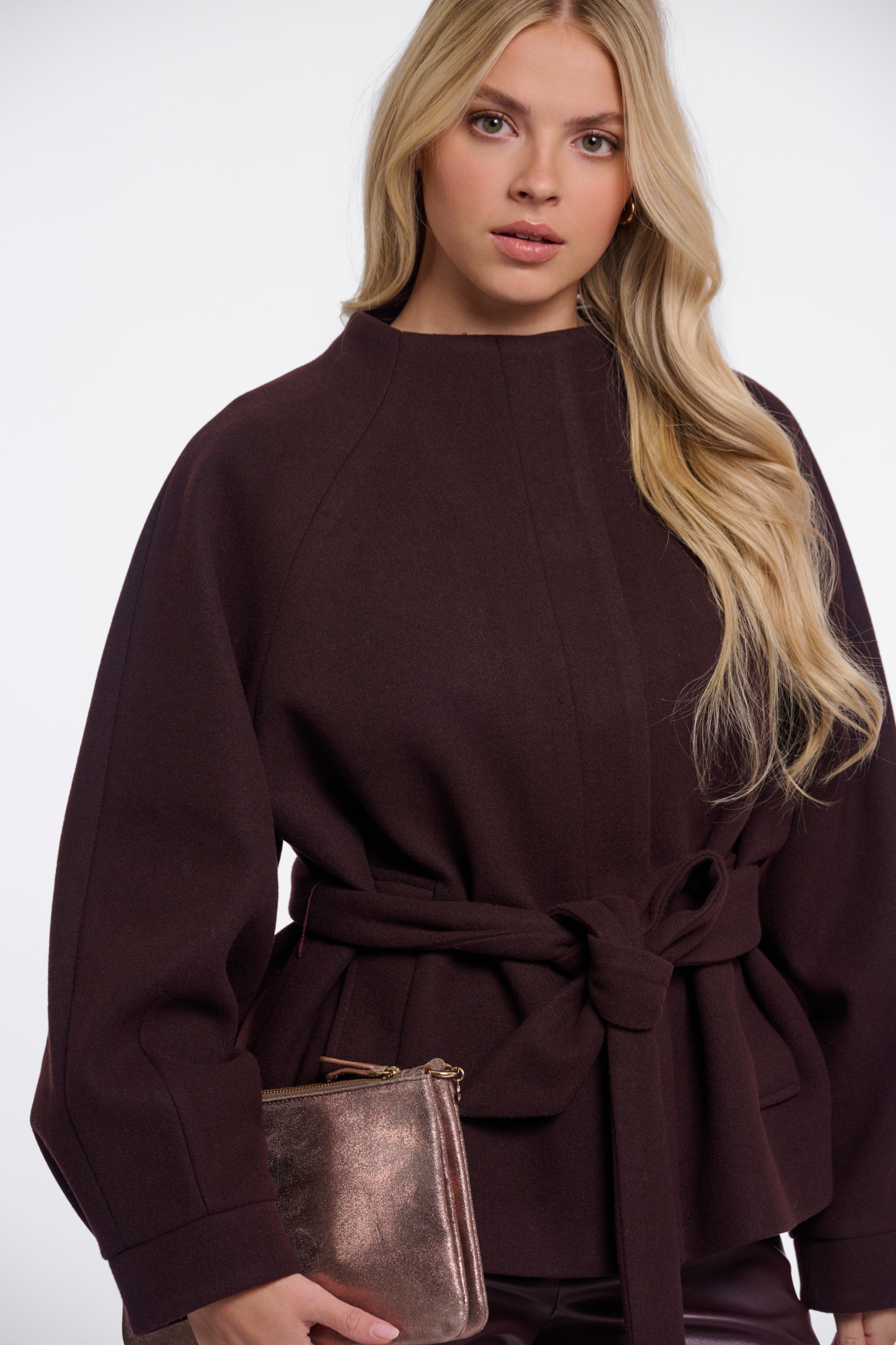 Minimalistische Eleganz: Deine neue Kurzjacke mit Bindegürtel