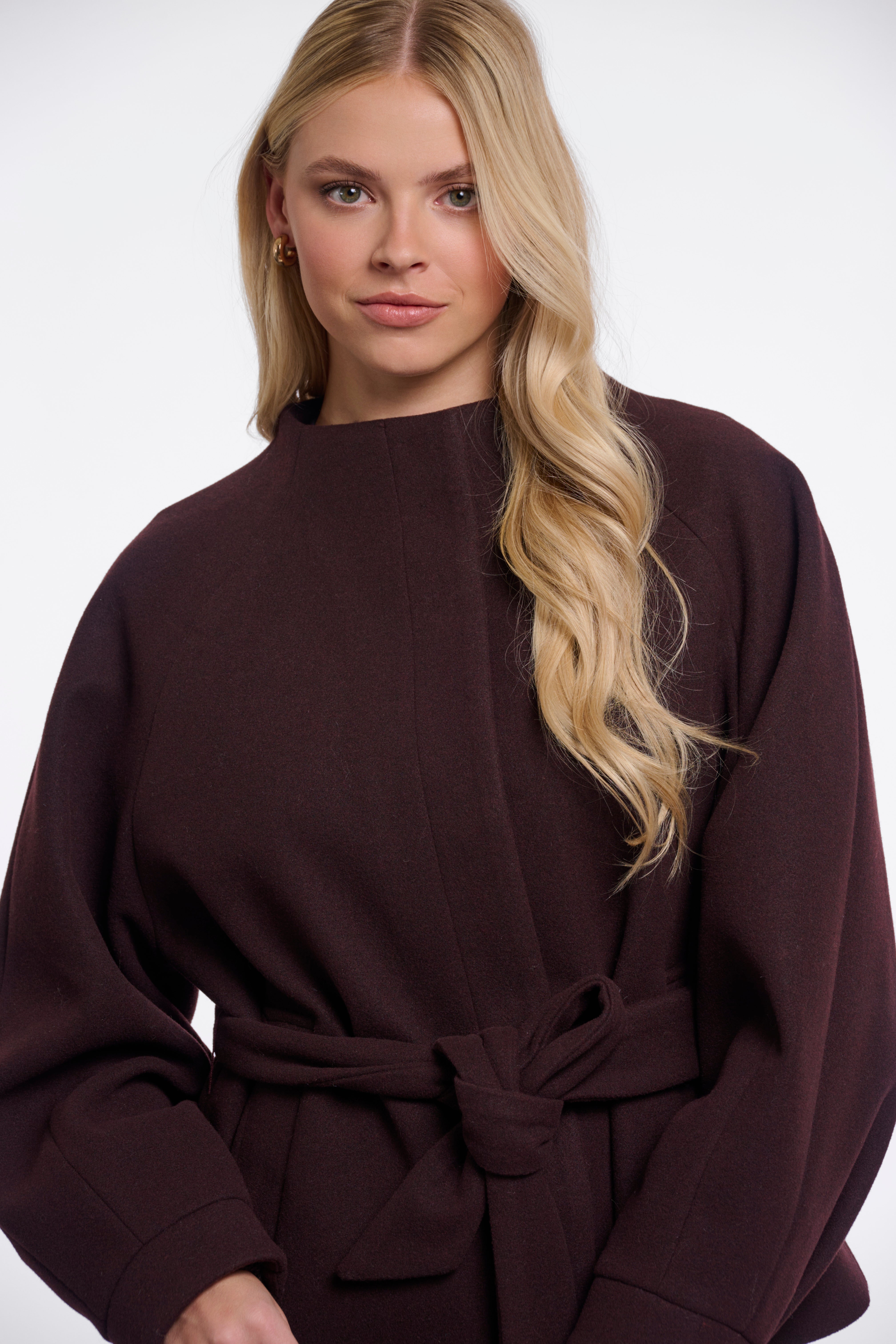 Minimalistische Eleganz: Deine neue Kurzjacke mit Bindegürtel