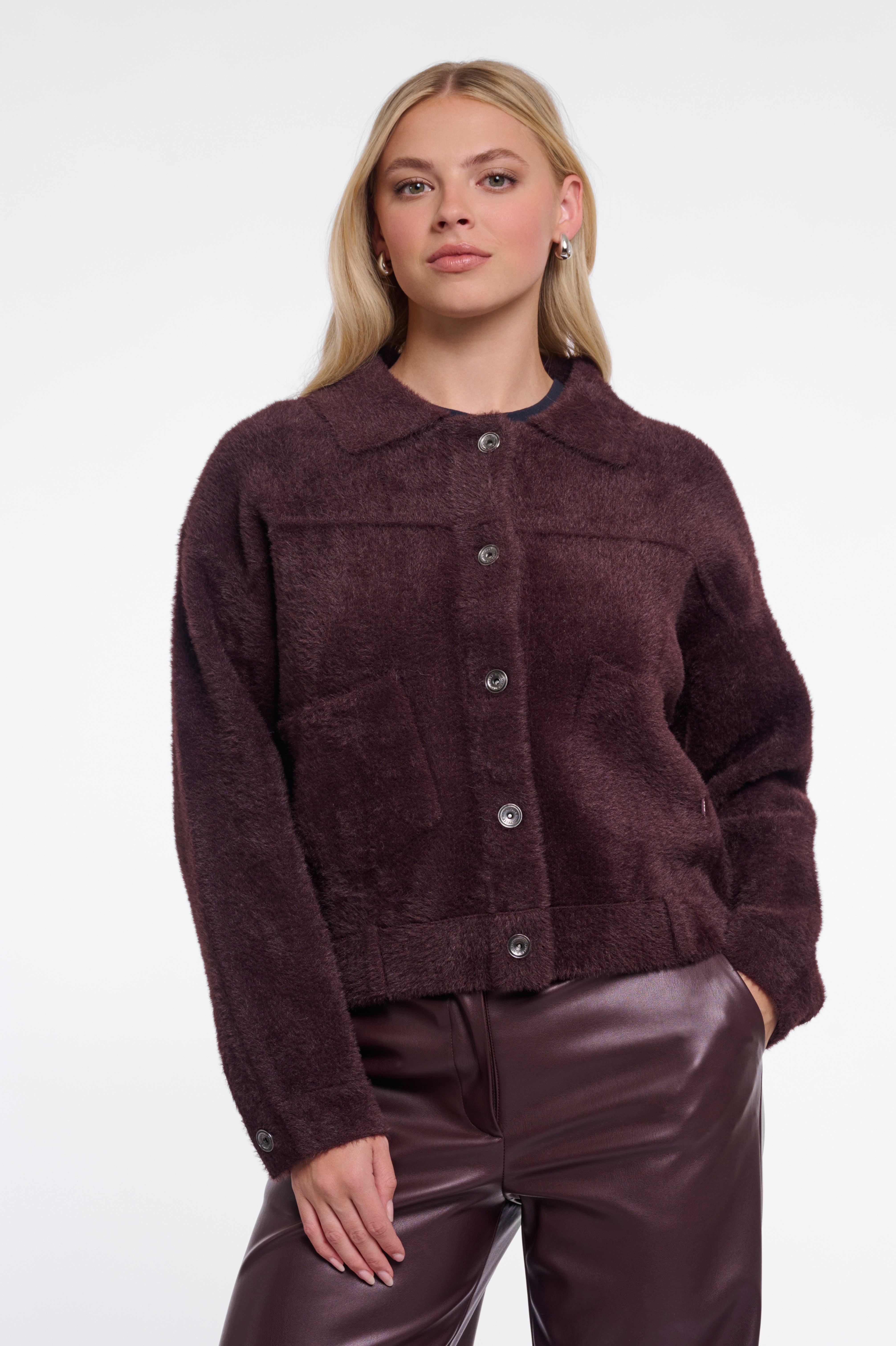Kuschelige Eleganz: Deine neue kuschel Jacke