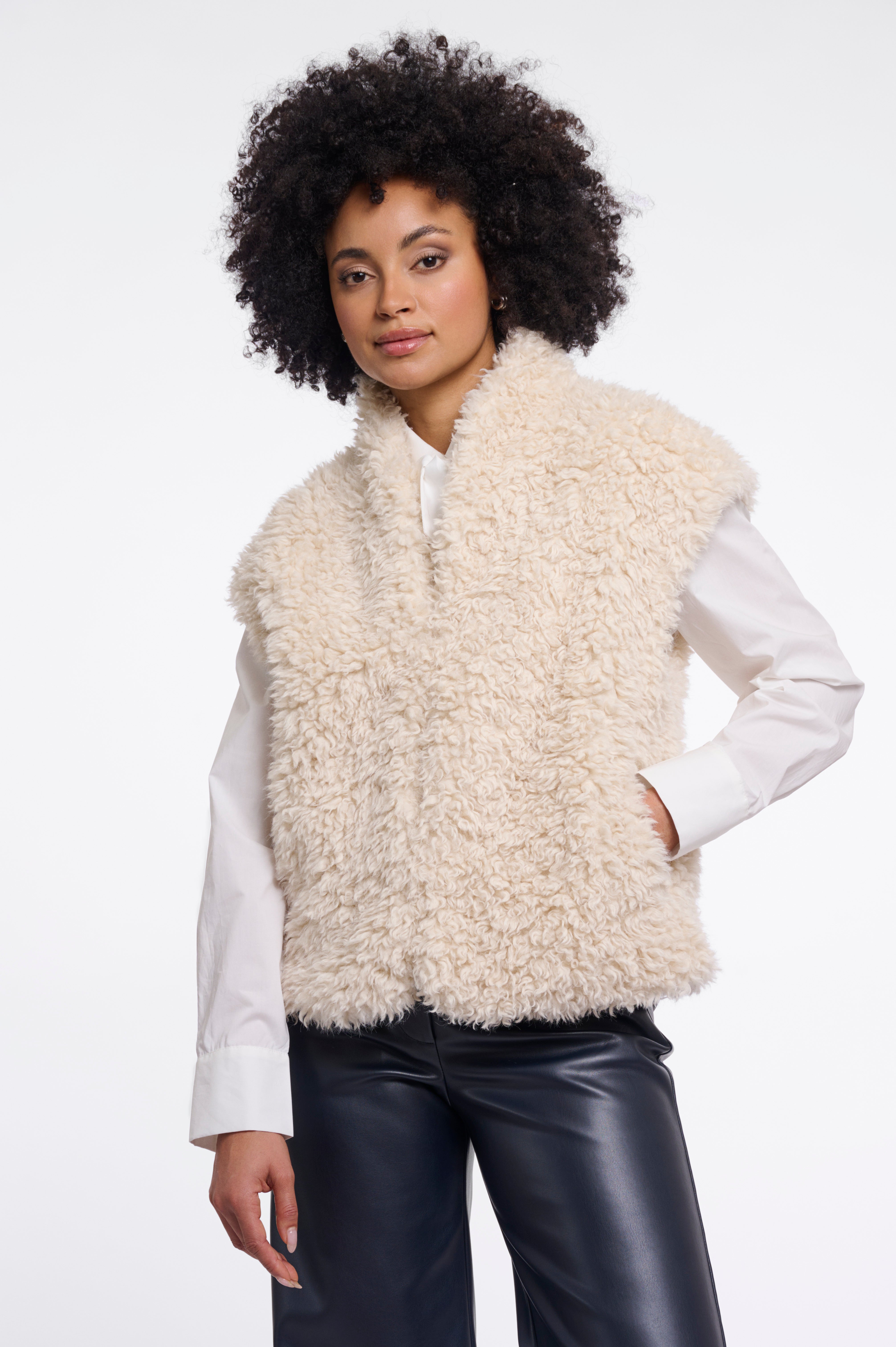 Kuscheliger Layering-Traum: Deine neue Weste in Teddy-Optik