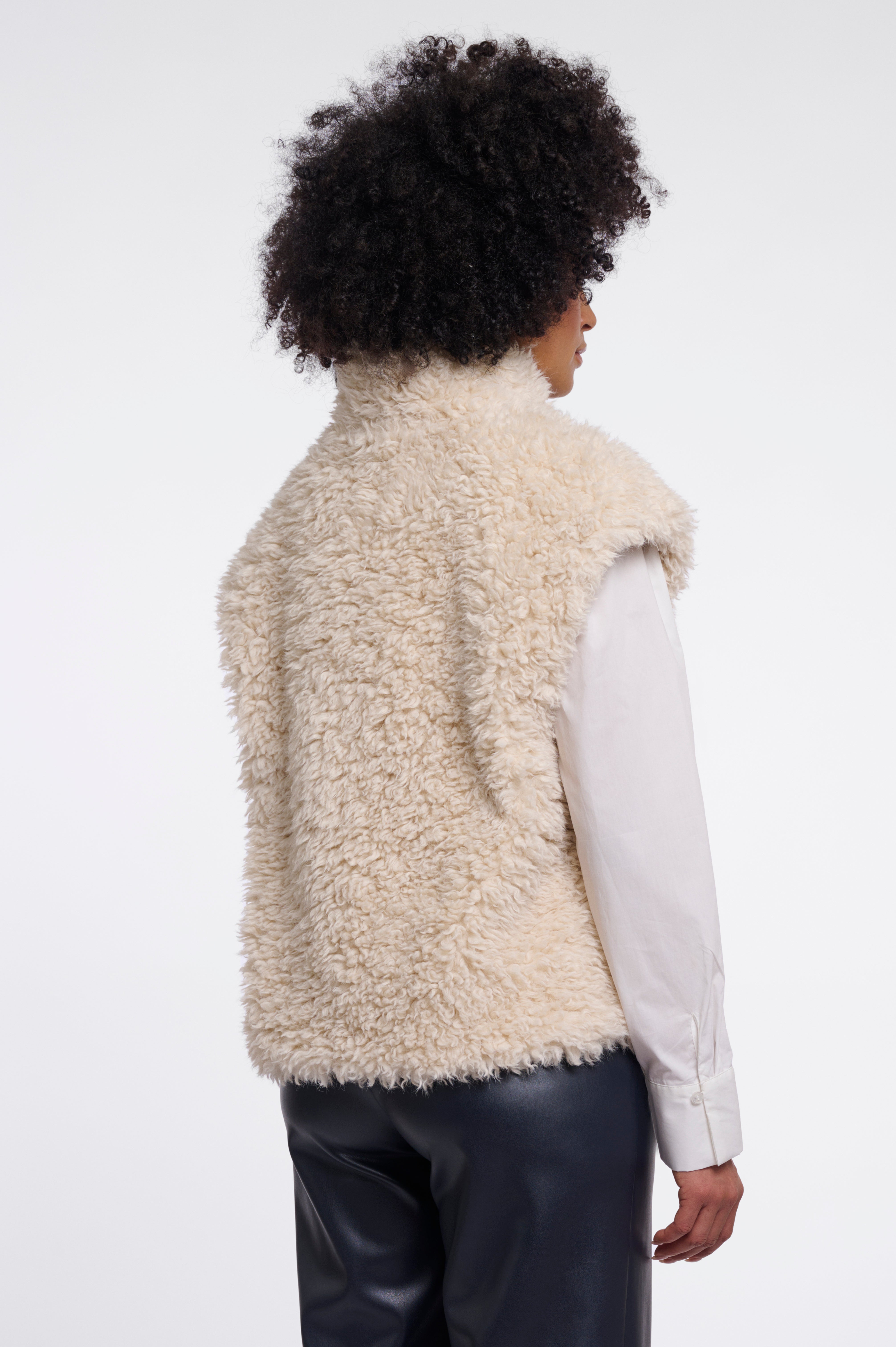 Kuscheliger Layering-Traum: Deine neue Weste in Teddy-Optik