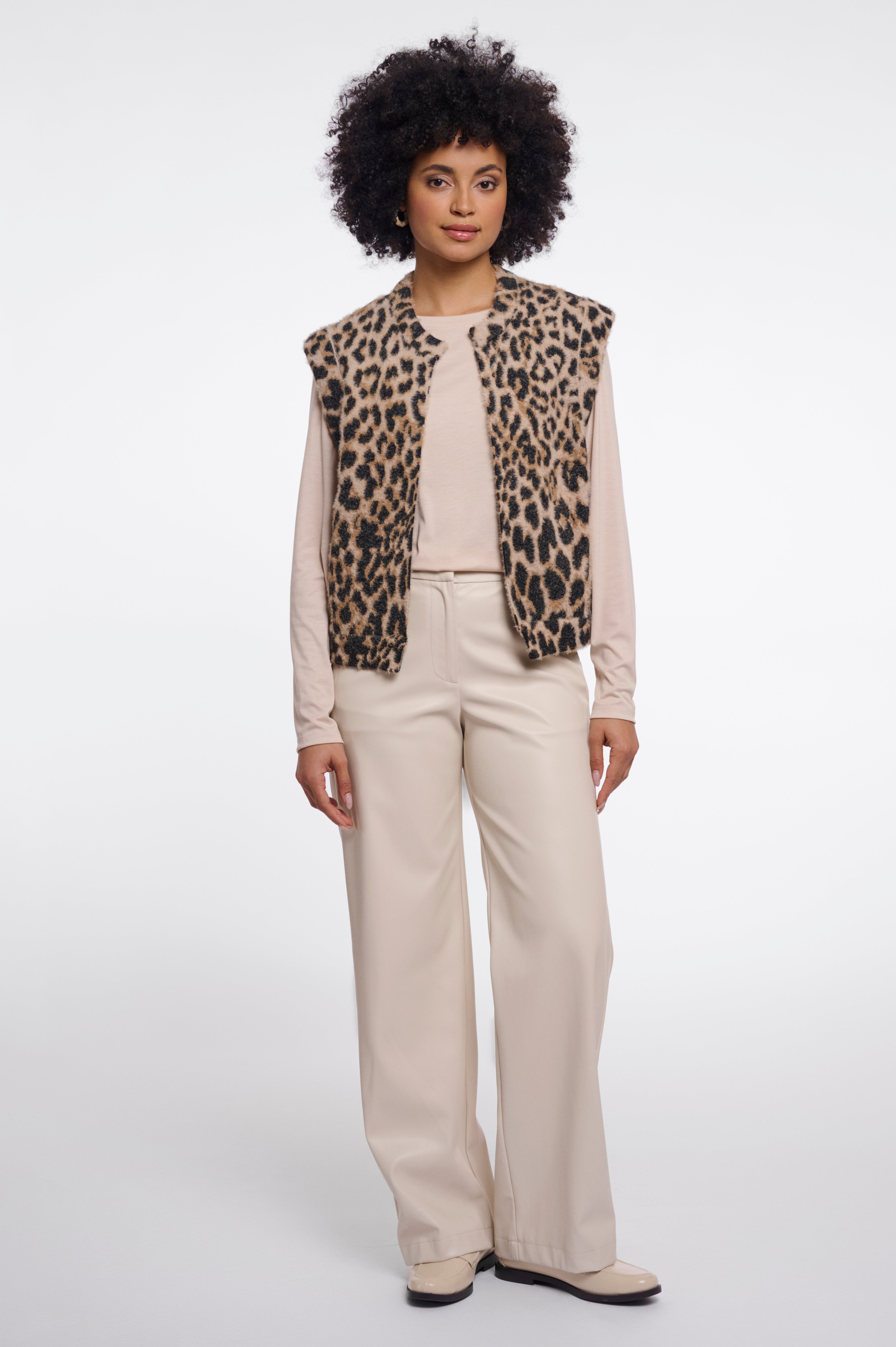 Wilder Chic: Die Weste im Leo-Look