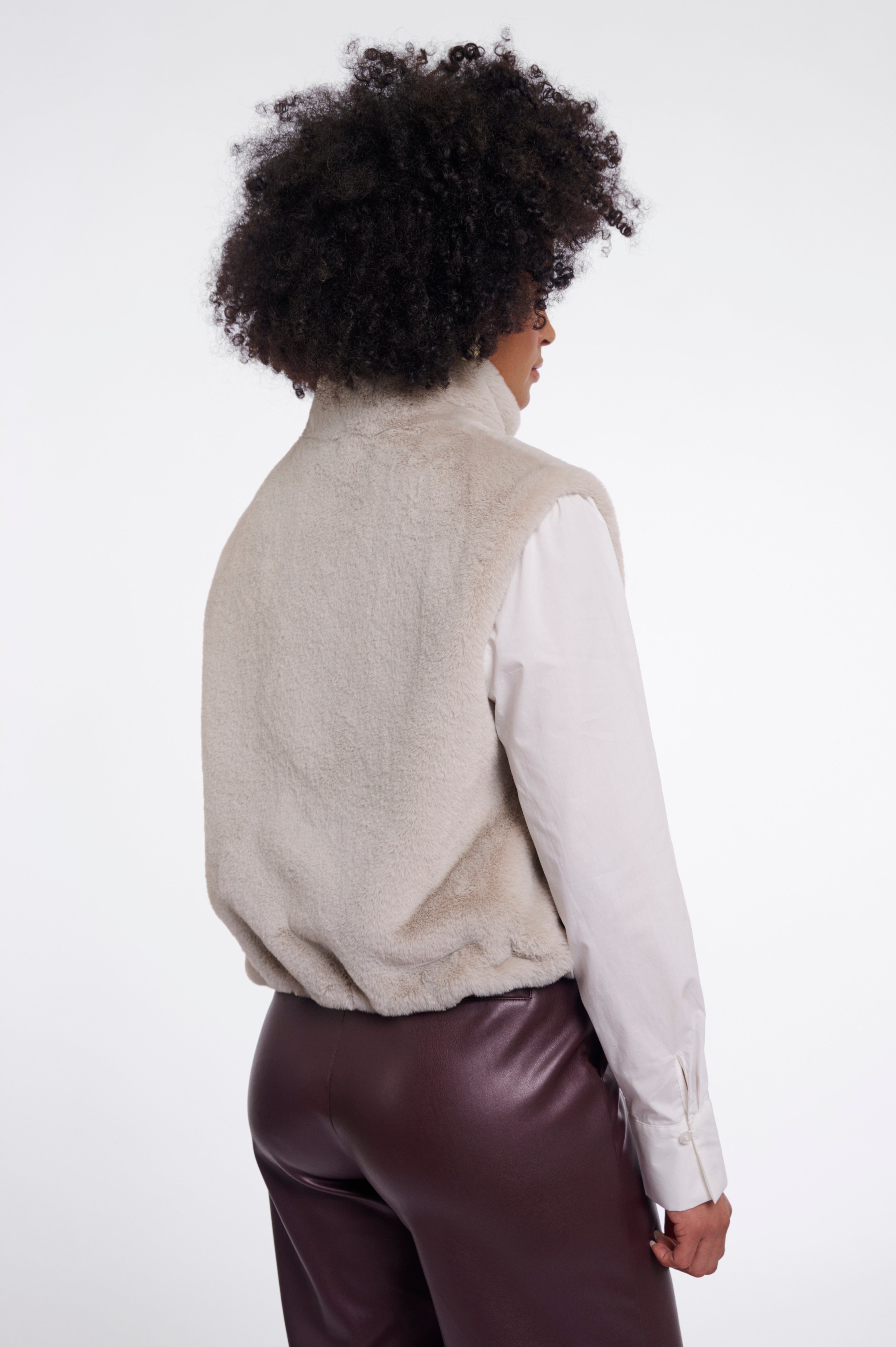 Glamouröser Komfort: Deine neue Weste in seidiger Faux-Fur-Optik