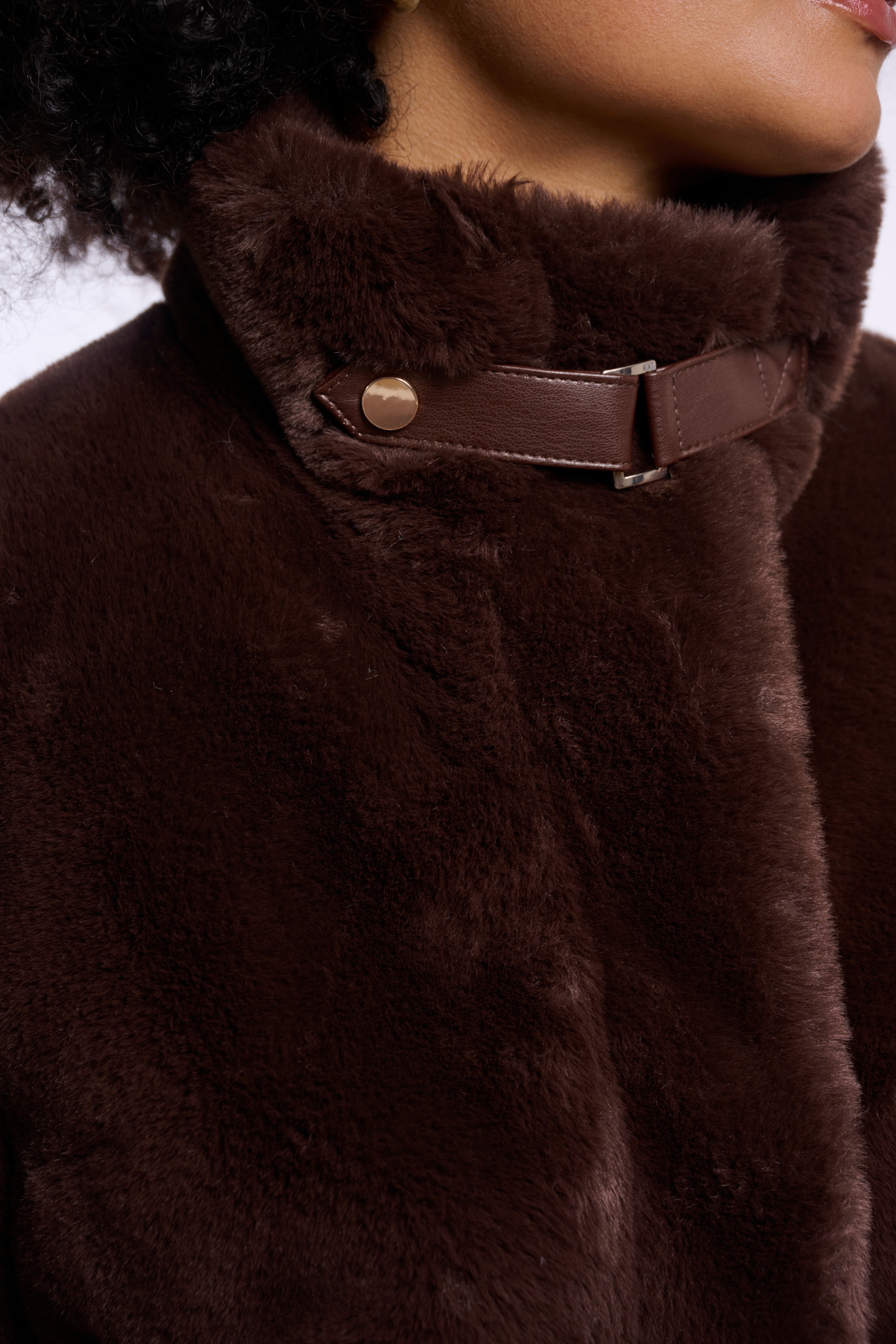 Sportive Eleganz: Deine neue Bomberjacke in Faux-Fur-Optik