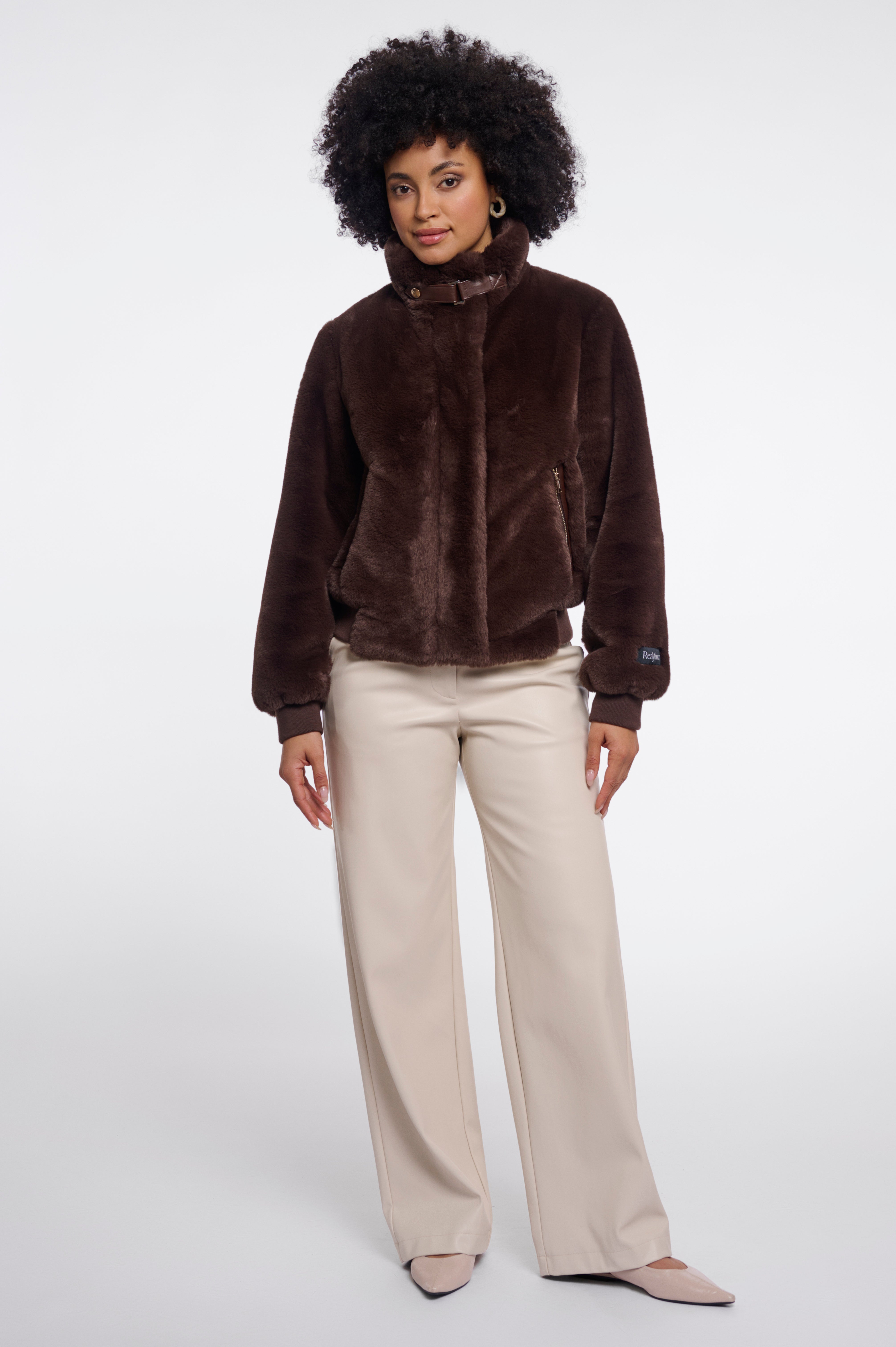 Sportive Eleganz: Deine neue Bomberjacke in Faux-Fur-Optik
