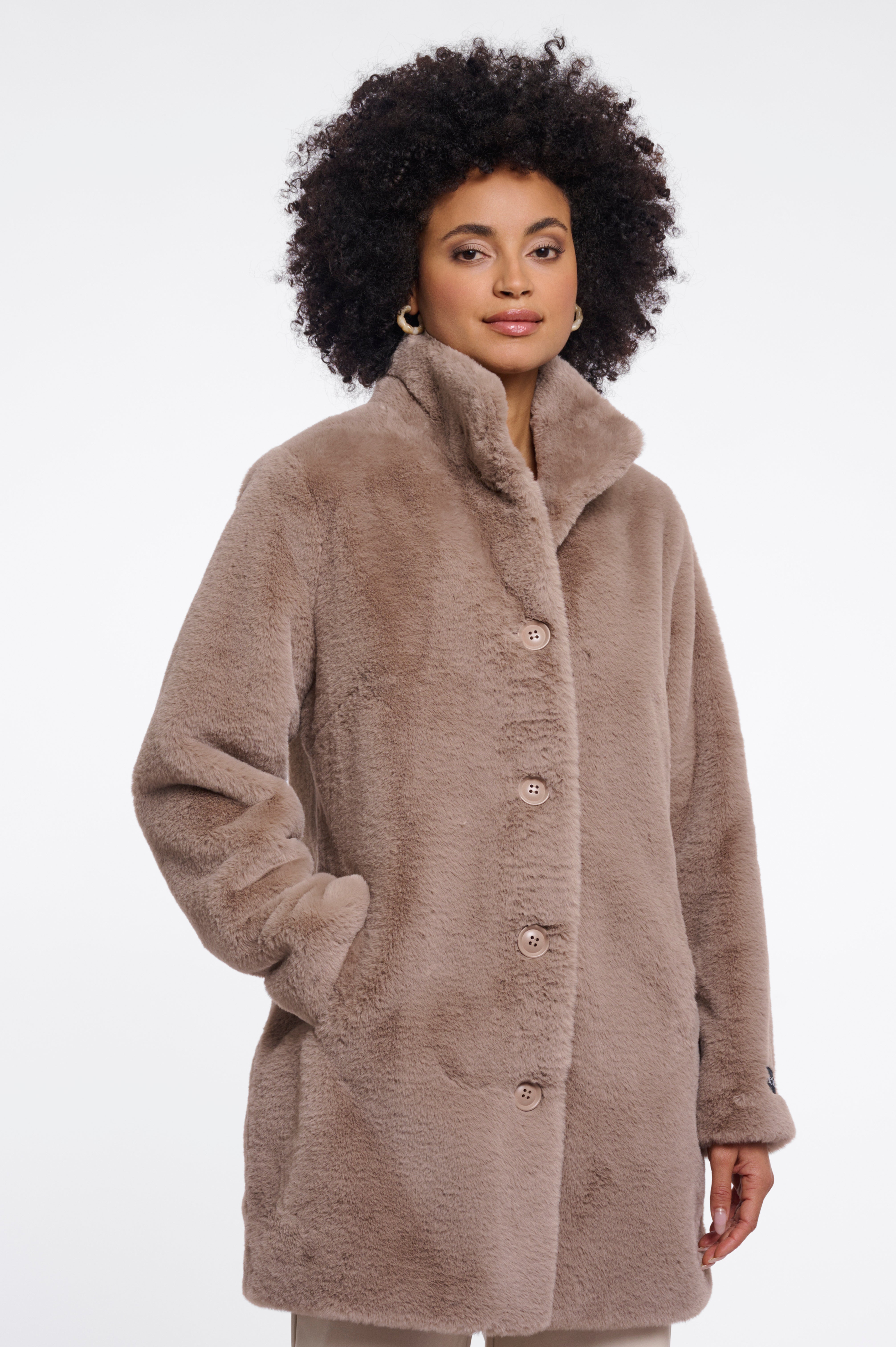 Zeitlose Eleganz im Langformat: Dein neuer Faux-Fur-Mantel