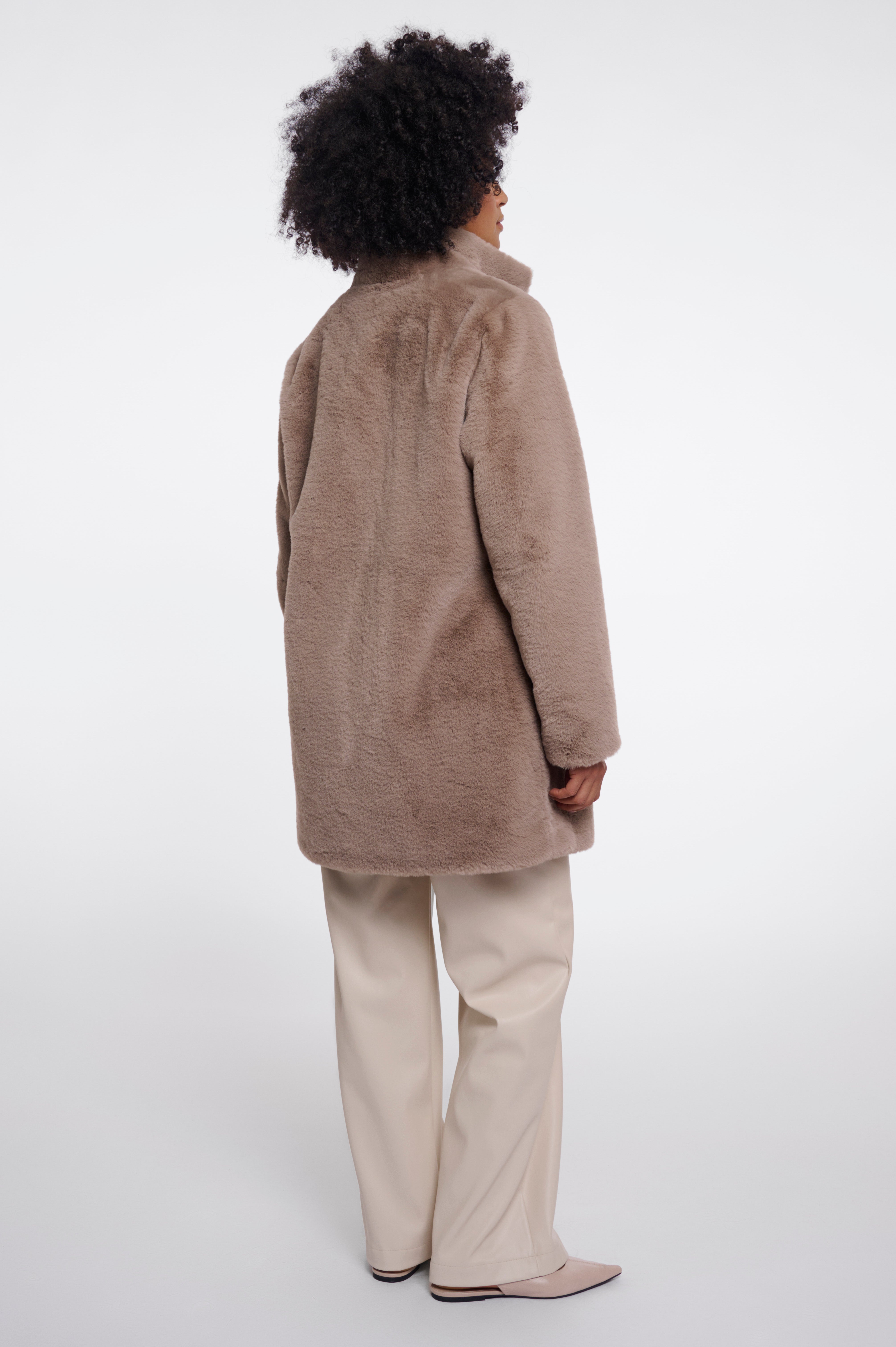 Zeitlose Eleganz im Langformat: Dein neuer Faux-Fur-Mantel