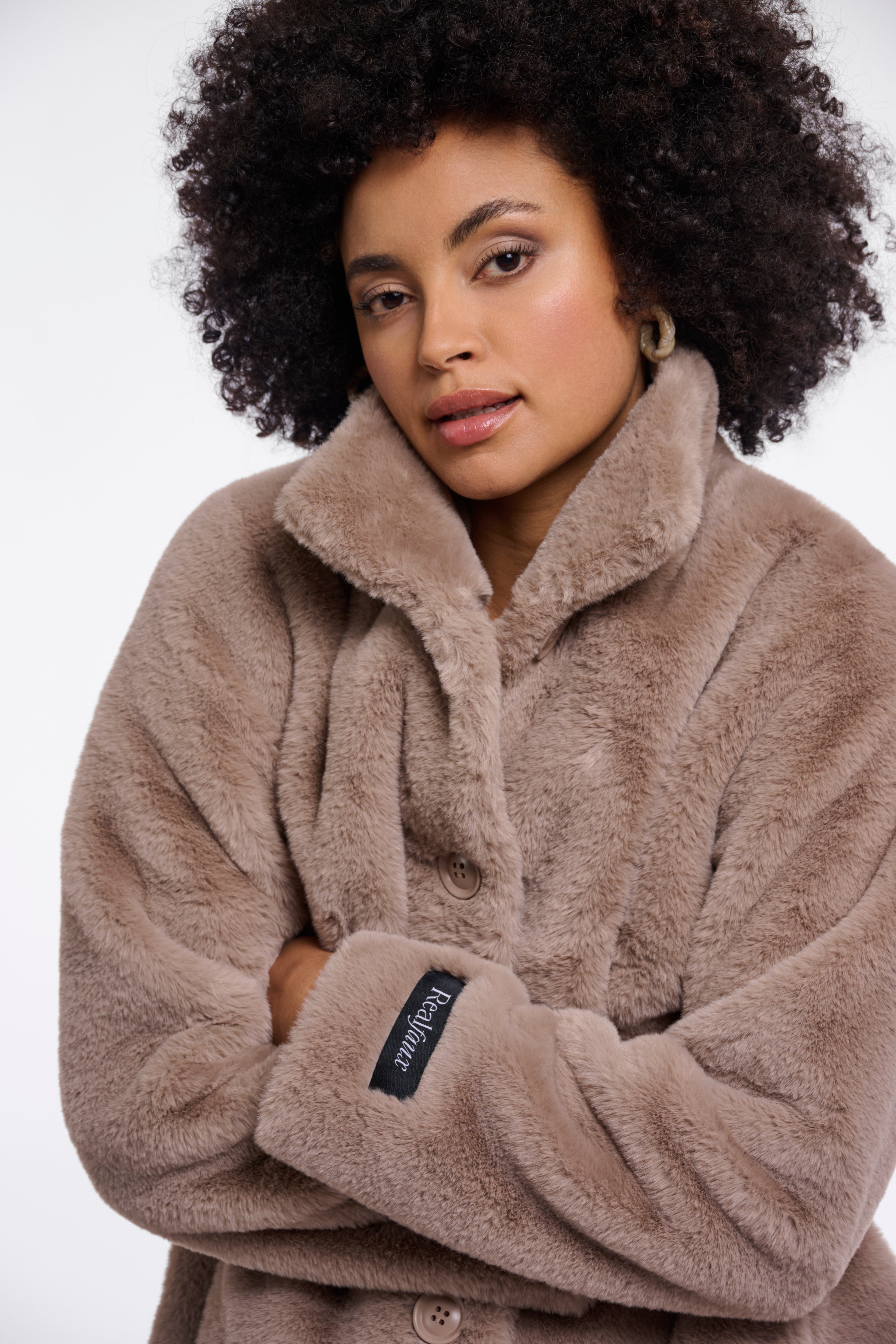 Zeitlose Eleganz im Langformat: Dein neuer Faux-Fur-Mantel