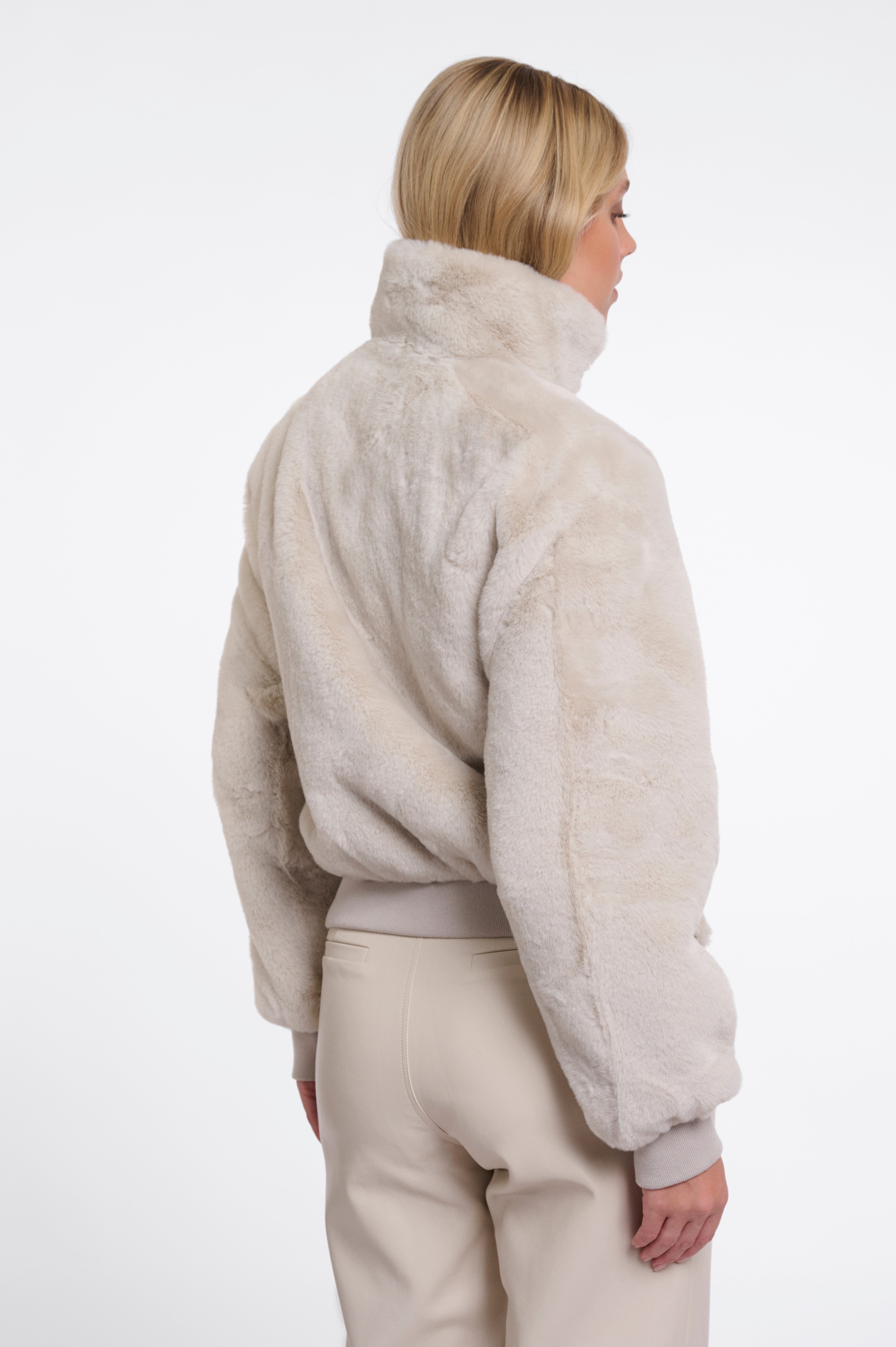 Sportive Eleganz: Deine neue Bomberjacke in Faux-Fur-Optik