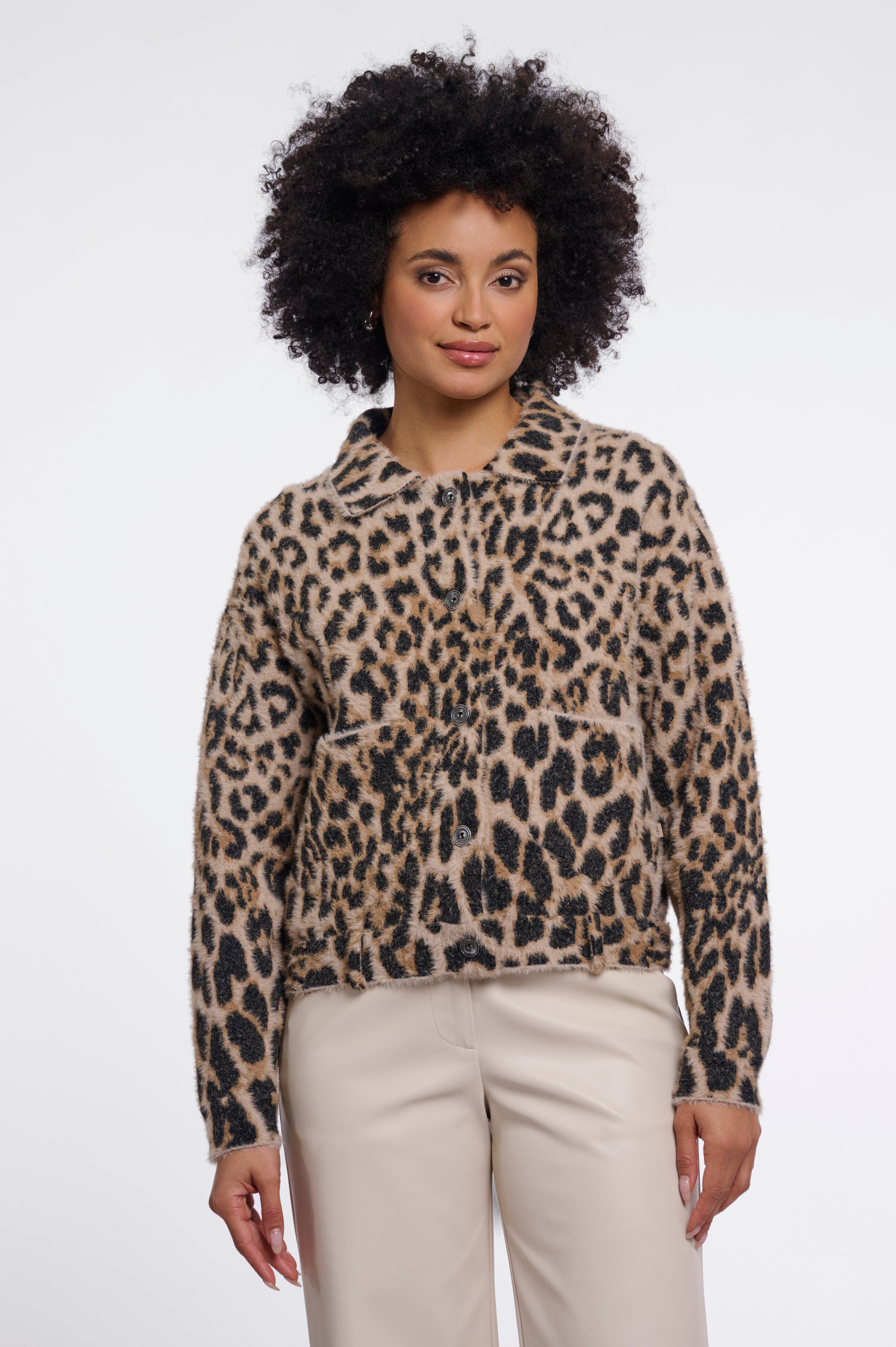 Wilder Chic: Deine neue Jacke im Leo-Look