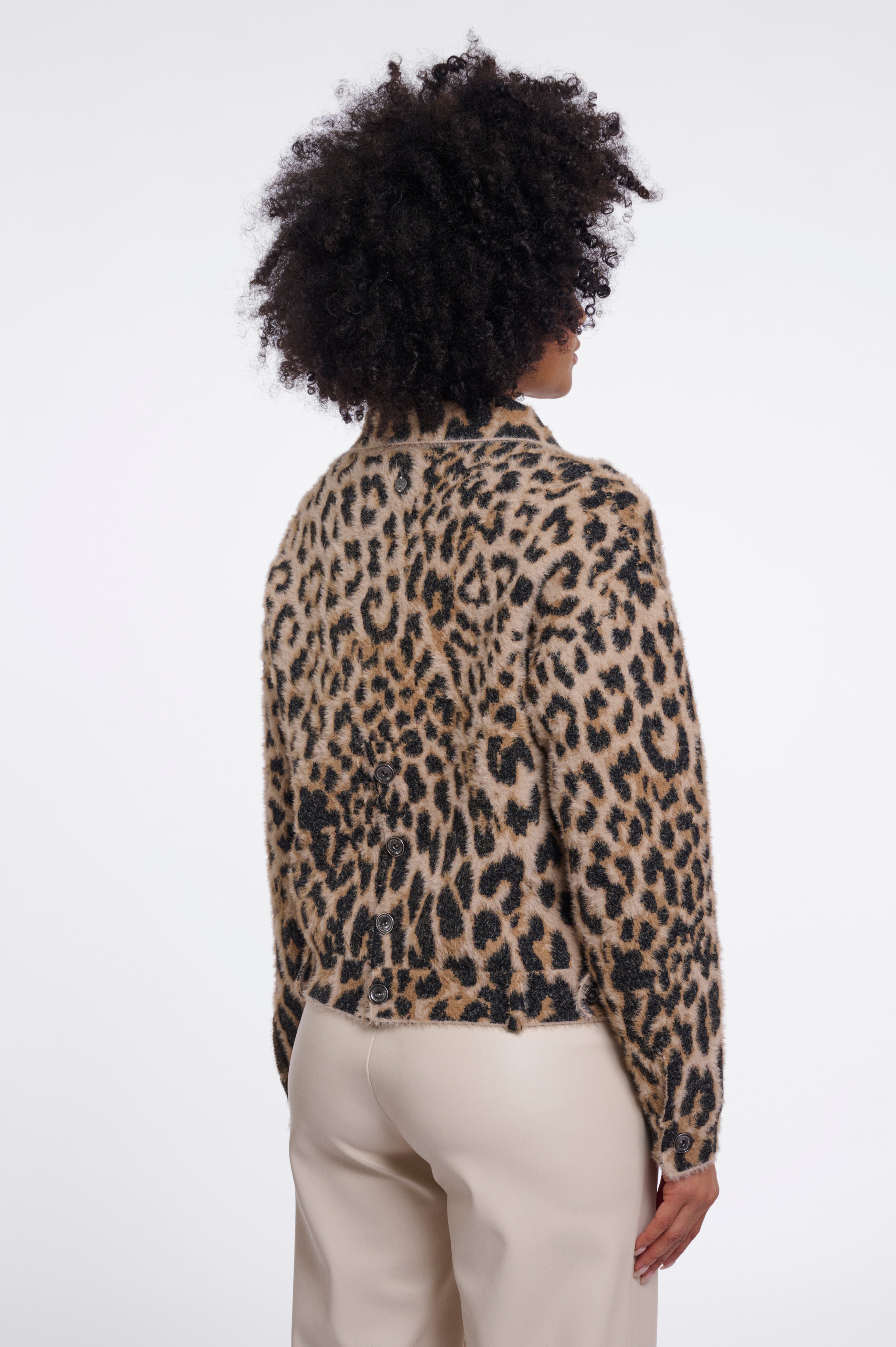 Wilder Chic: Deine neue Jacke im Leo-Look
