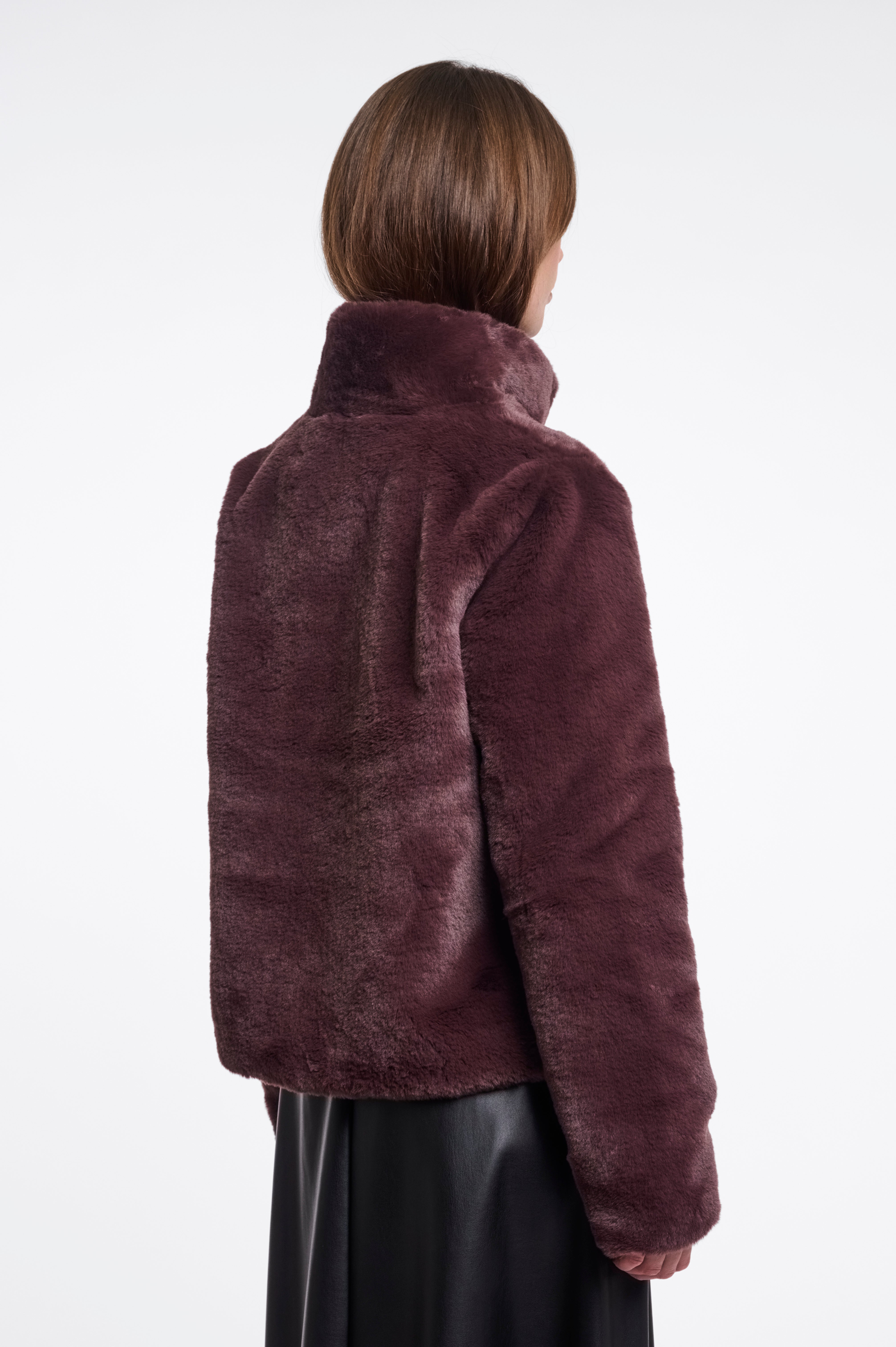 Klassischer Teddy-Chic: Deine neue Kurzjacke mit markanten Knöpfen
