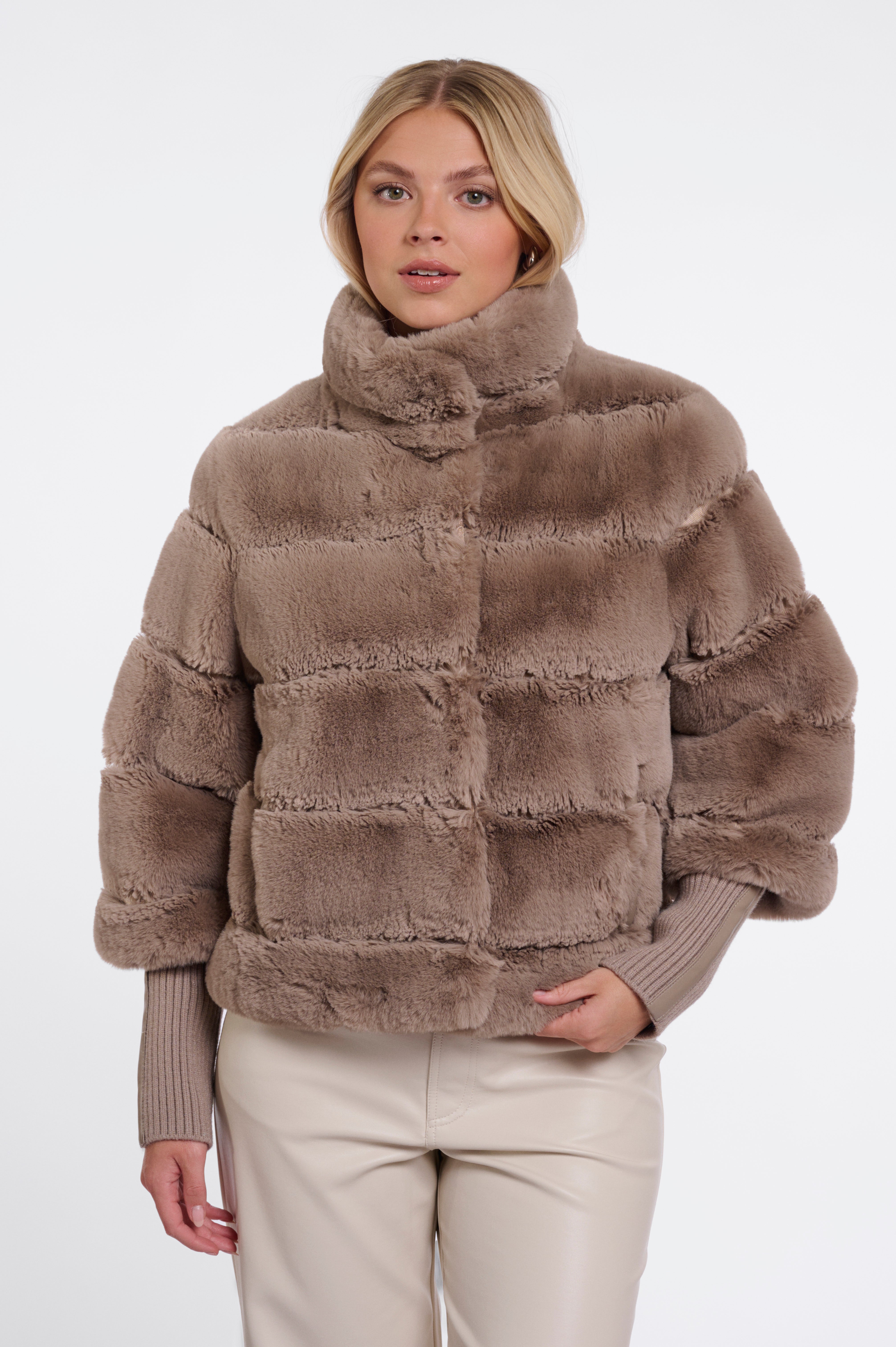 Luxuriöser Blickfang: Deine neue Jacke in gestreifter Faux-Fur-Optik