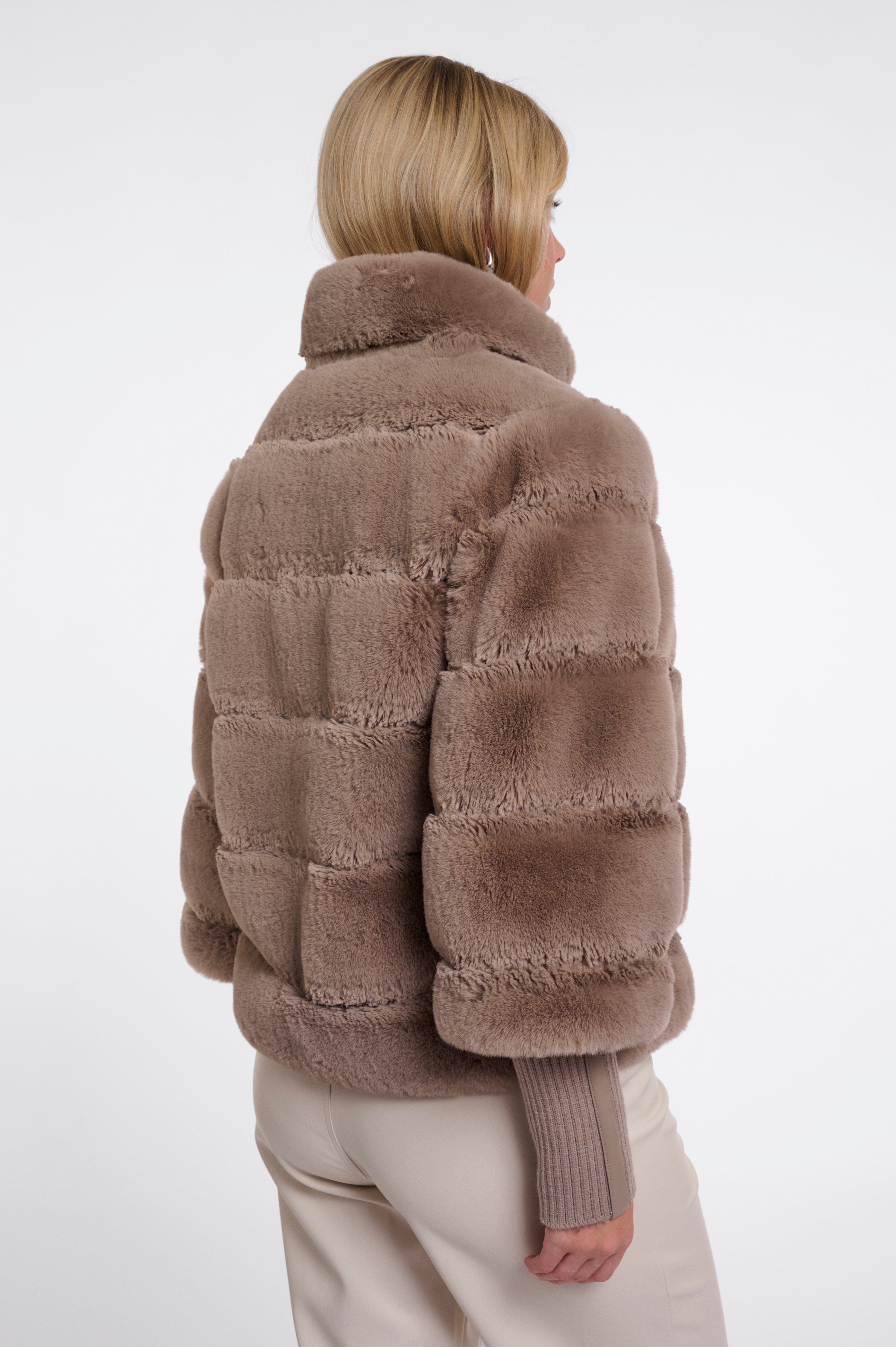 Luxuriöser Blickfang: Deine neue Jacke in gestreifter Faux-Fur-Optik