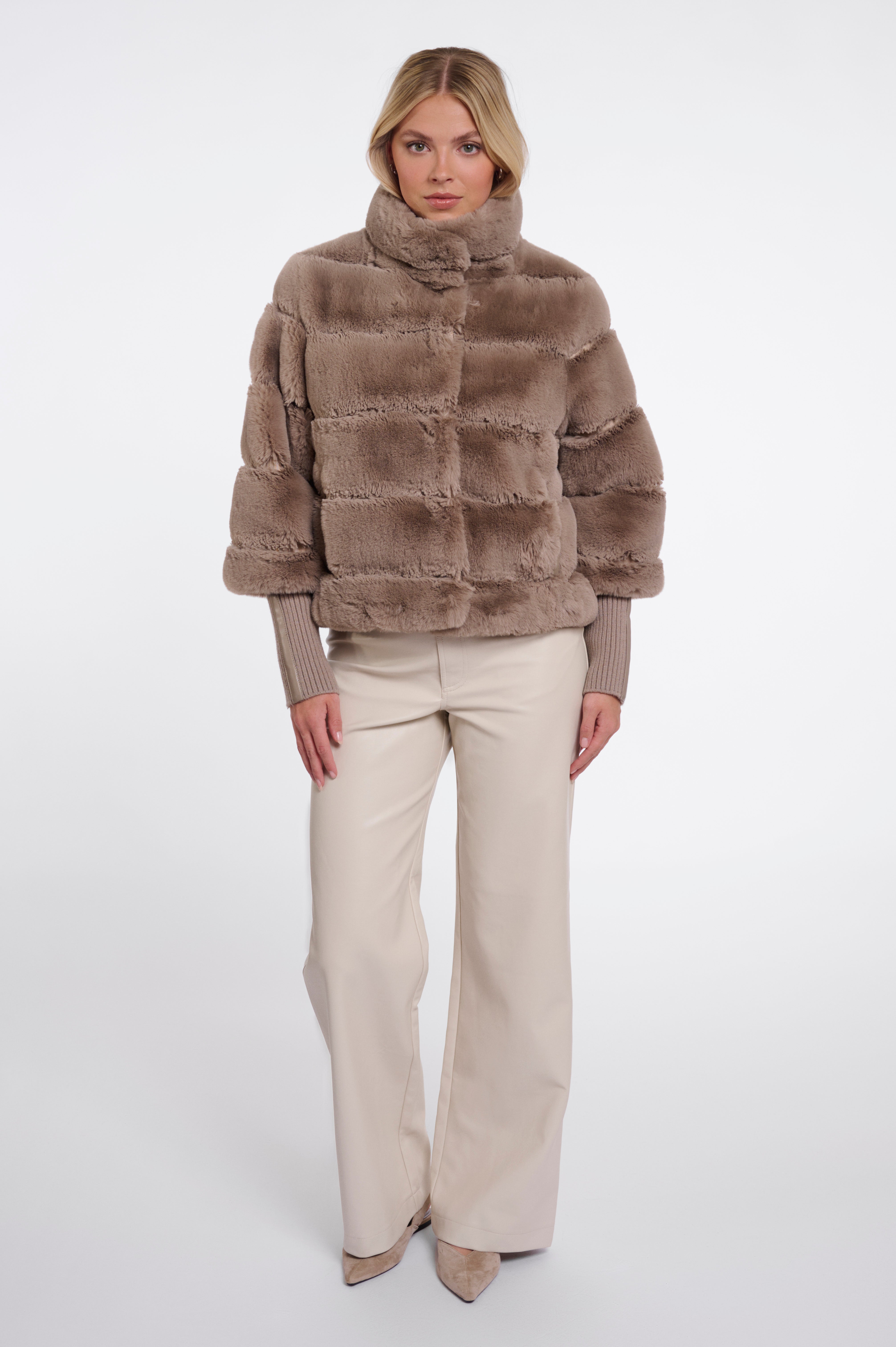 Luxuriöser Blickfang: Deine neue Jacke in gestreifter Faux-Fur-Optik