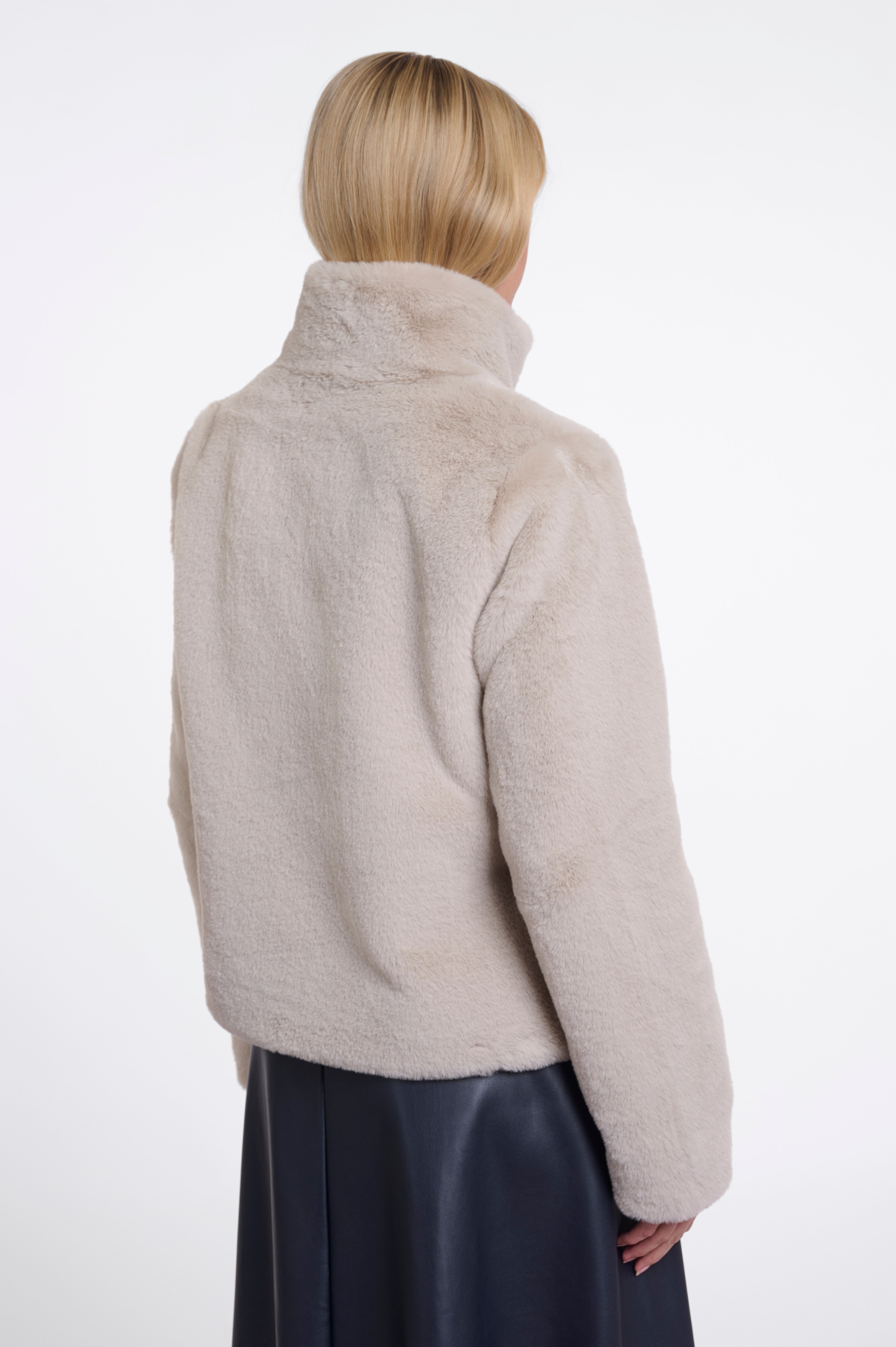 Klassischer Teddy-Chic: Deine neue Kurzjacke mit markanten Knöpfen