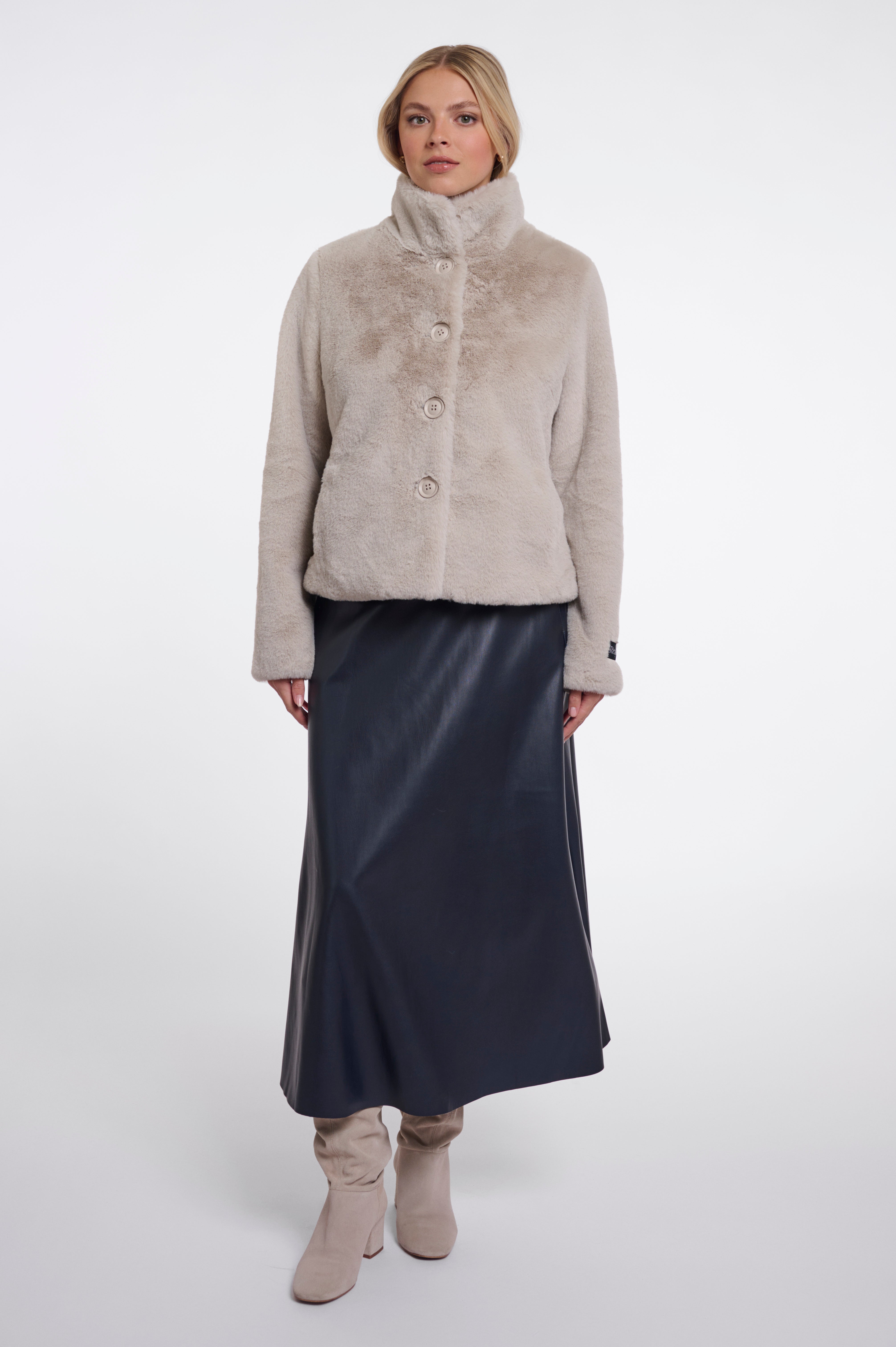 Klassischer Teddy-Chic: Deine neue Kurzjacke mit markanten Knöpfen