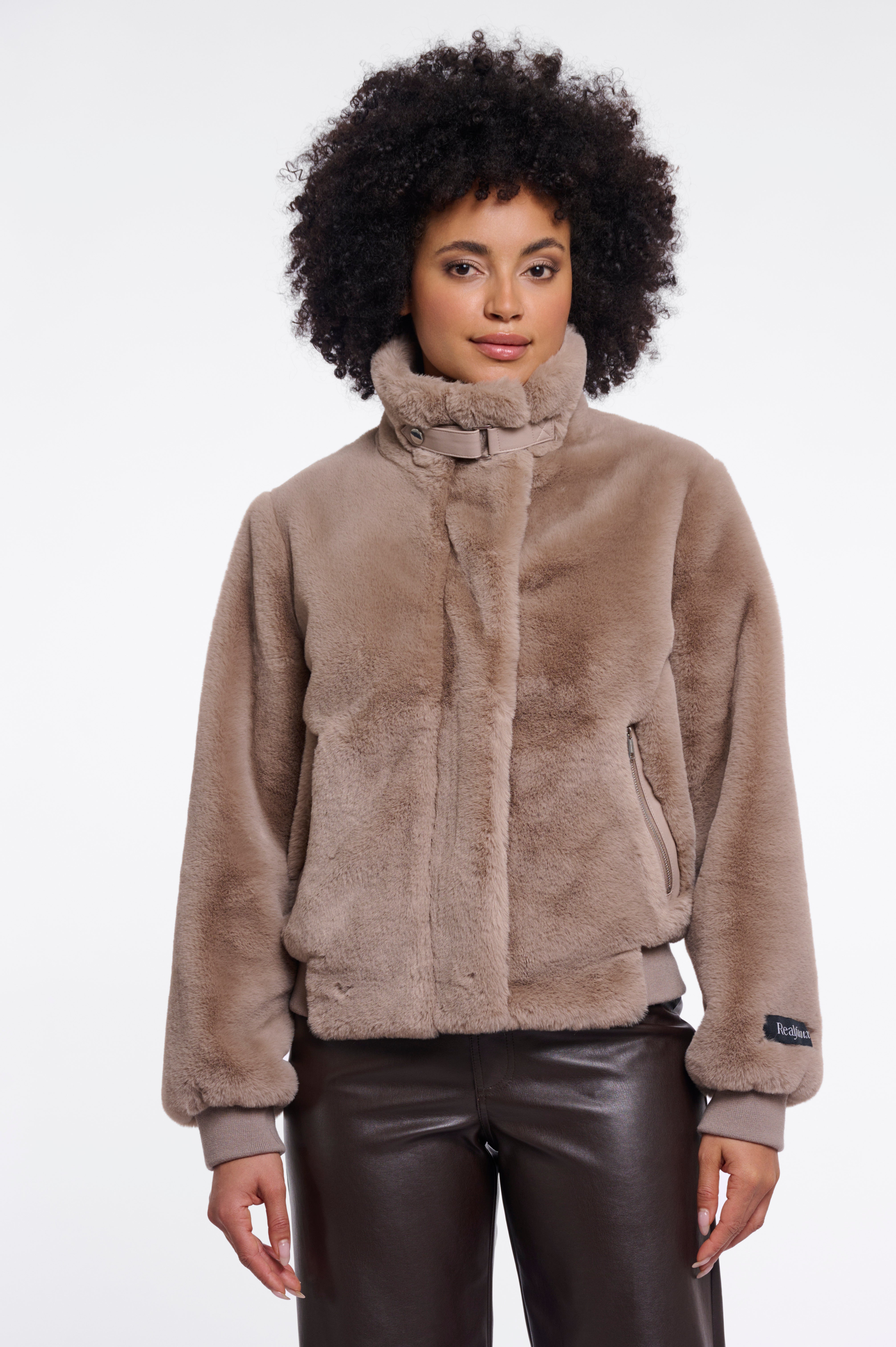 Sportive Eleganz: Deine neue Bomberjacke in Faux-Fur-Optik
