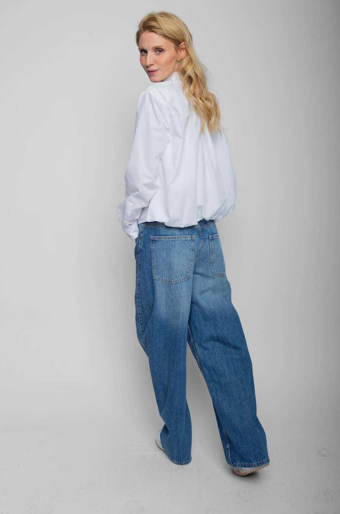 Die cropped Hemdbluse in strahlendem Weiß