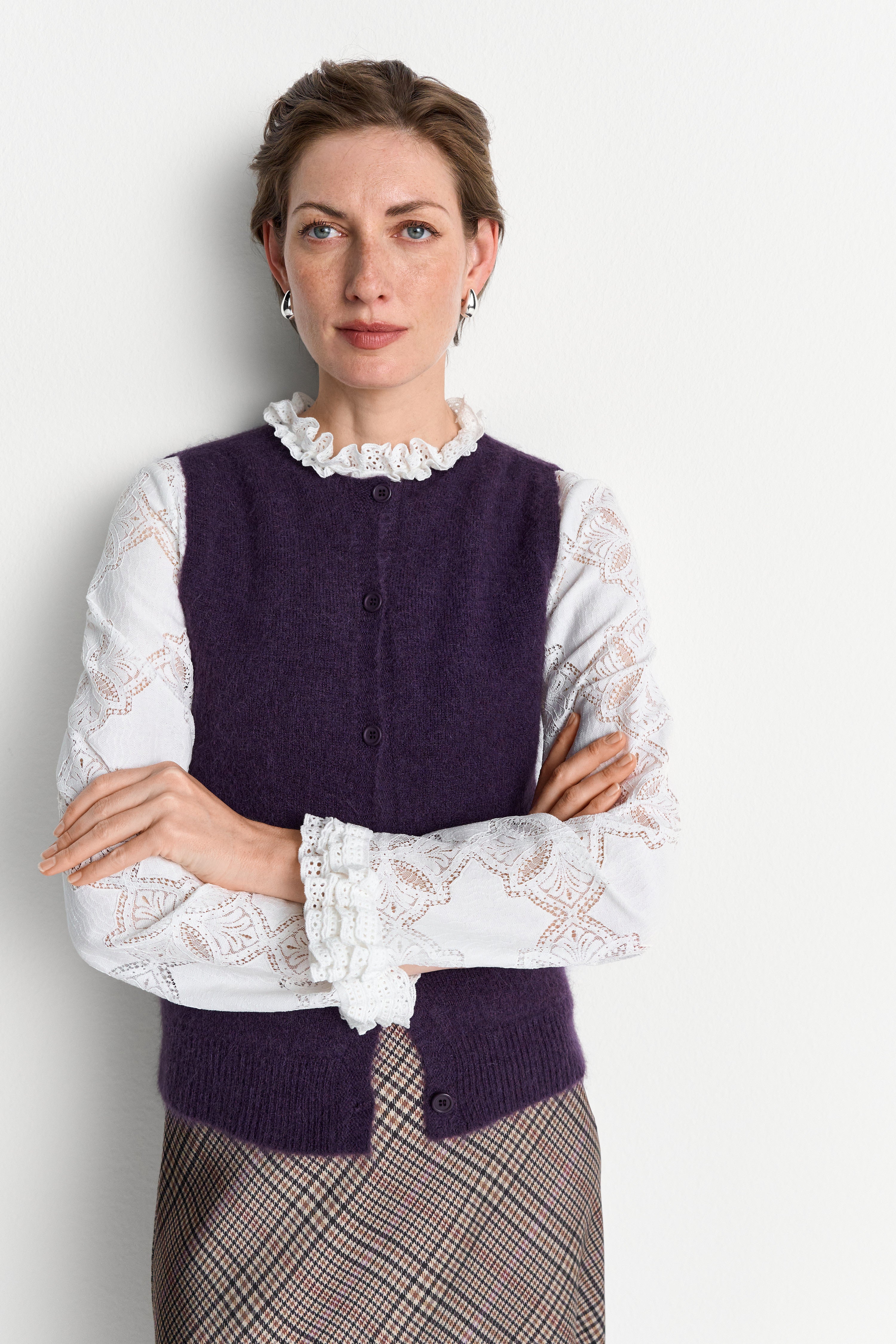 Kuschelige Strickweste – Die perfekte Ergänzung zum Karo-Rock