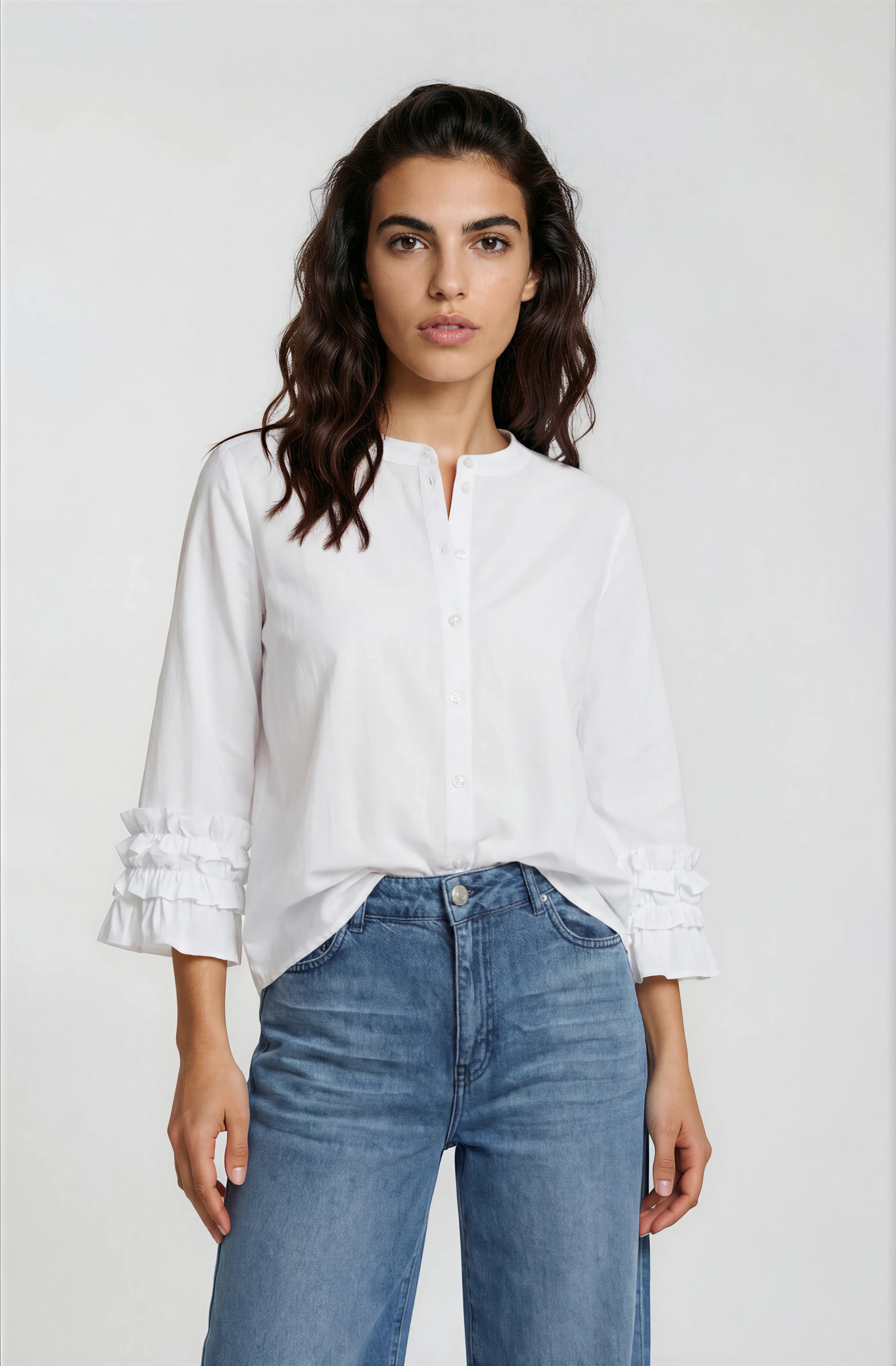 Elegante Stehkragen-Bluse in Reinweiß – Romantische Volants treffen auf cleanen Chic