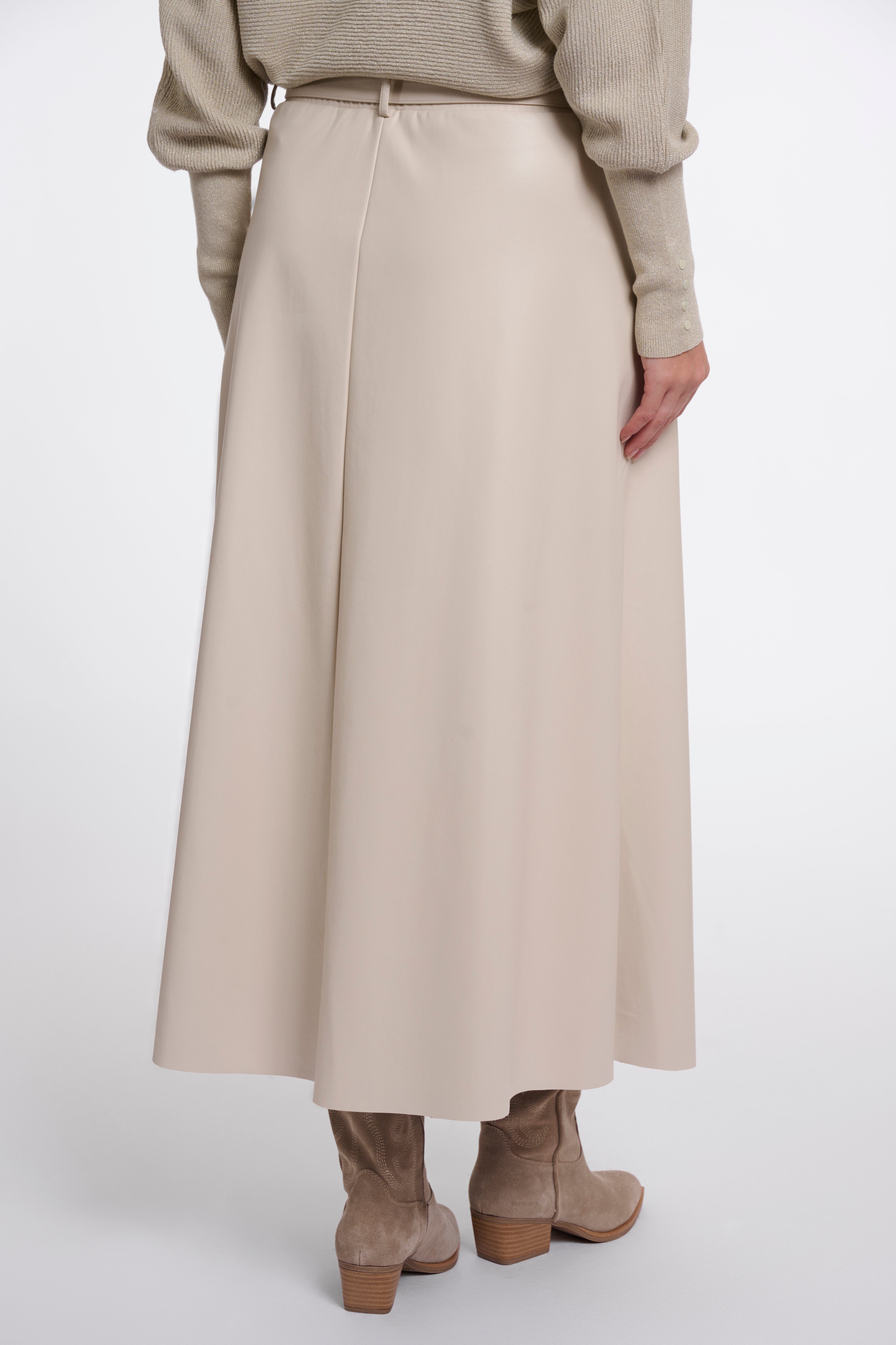 Zeitlose Eleganz in Leder-Optik: mit diesem Midi-A-Linienrock