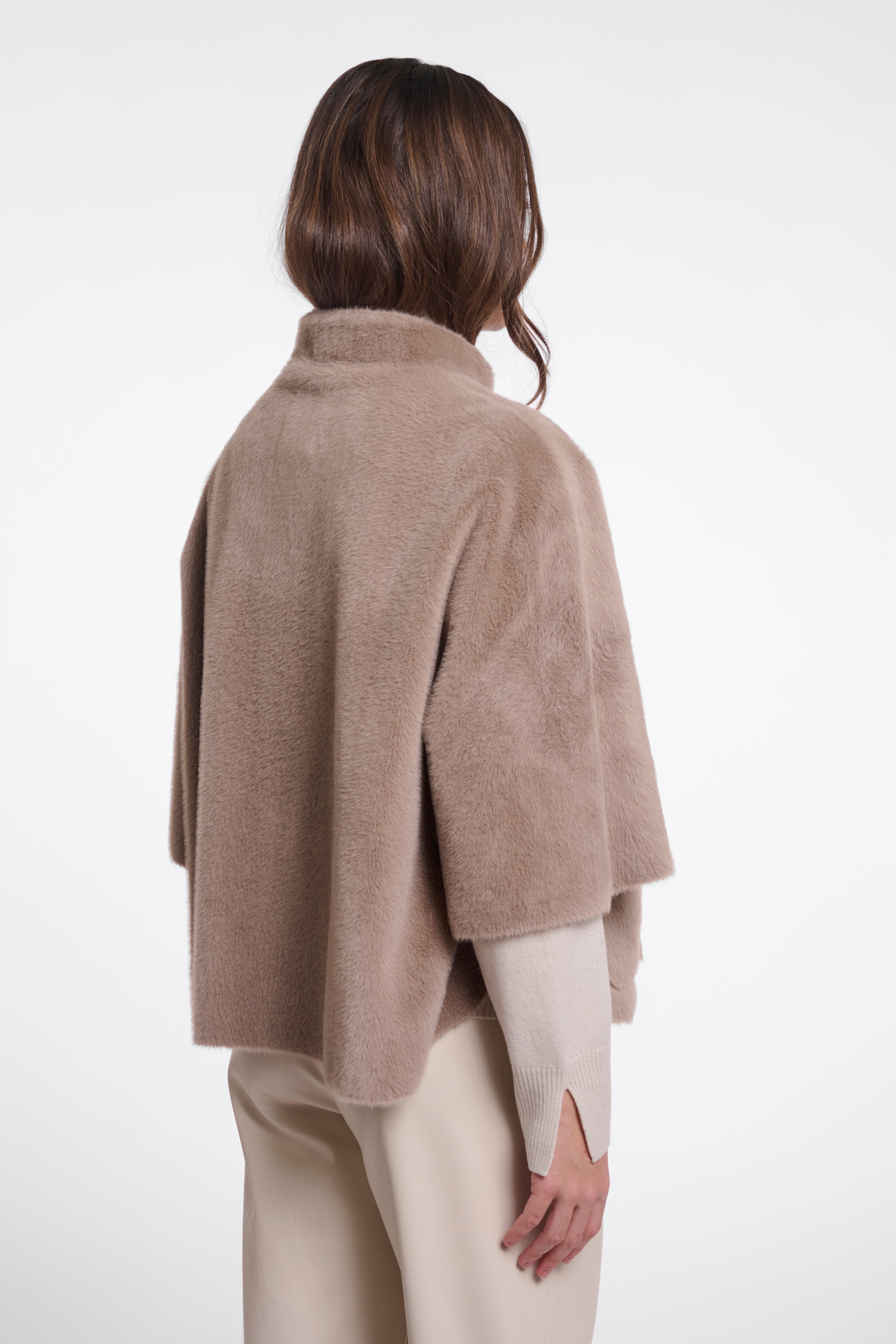 Elegantes Faux-Fur Cape mit Stehkragen – Dein luxuriöser Layering-Look