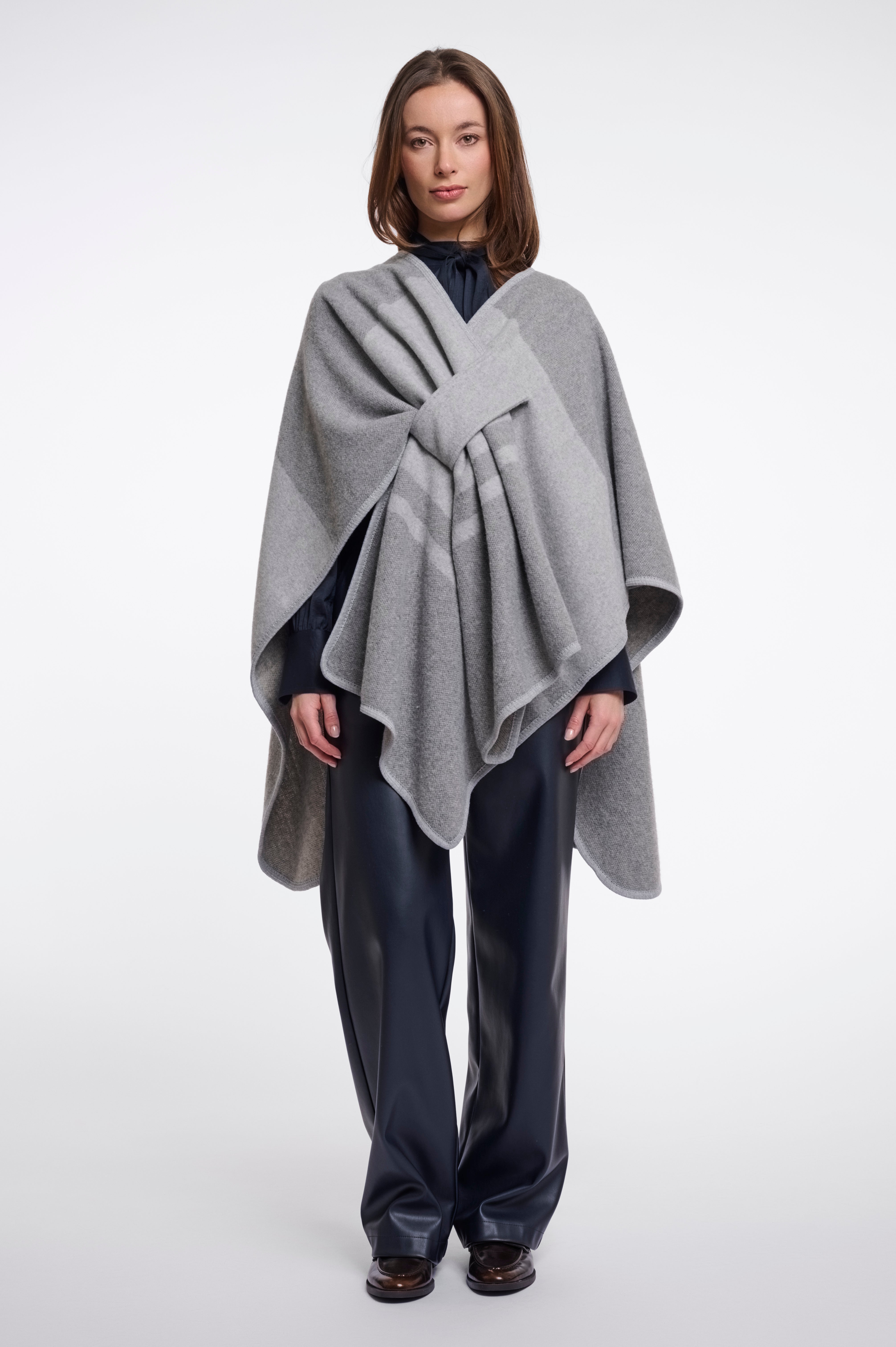 Luxuriöses Woll-Cape mit Schlaufen-Verschluss – Eleganz zum Hineinkuscheln