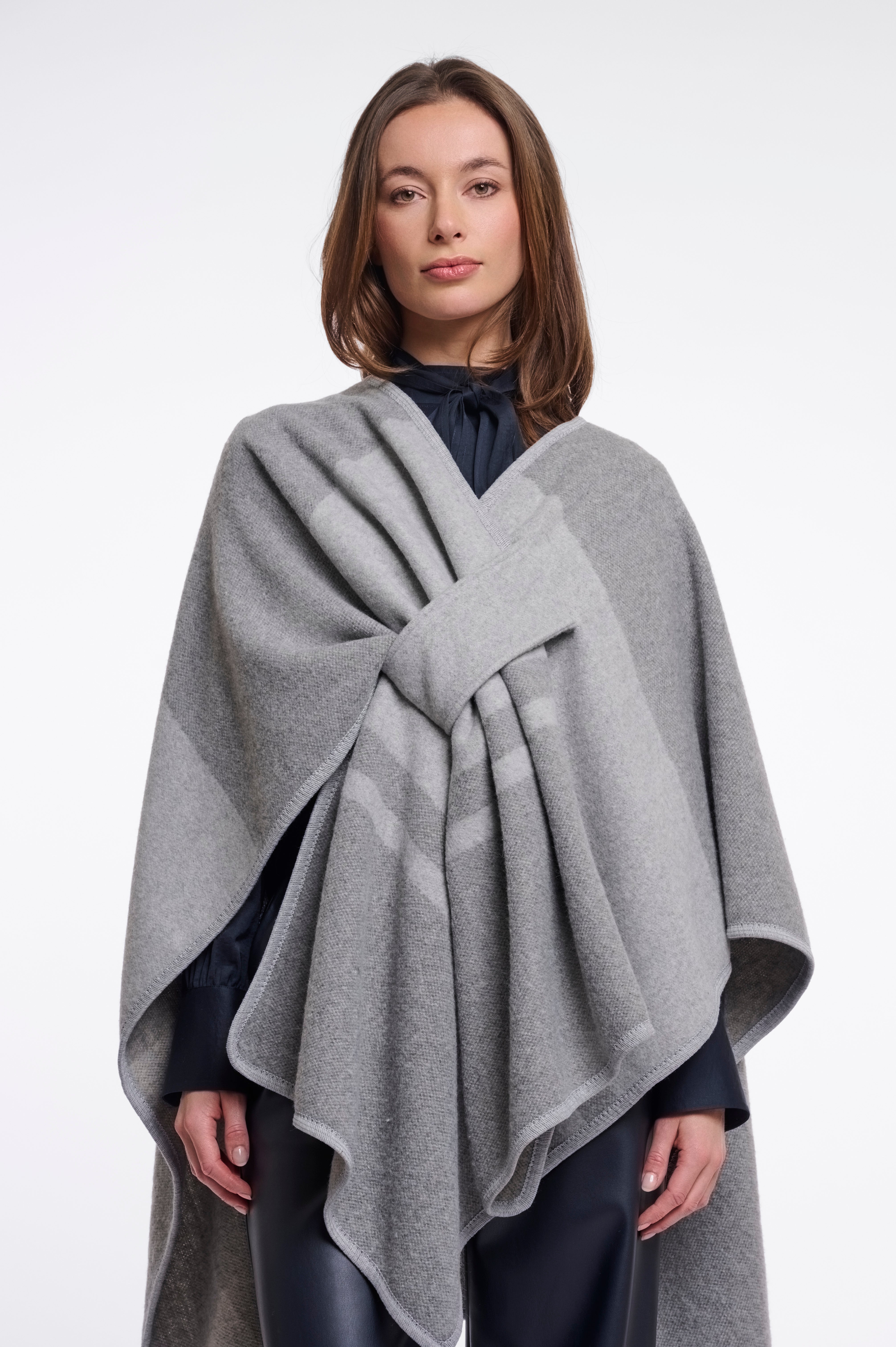 Luxuriöses Woll-Cape mit Schlaufen-Verschluss – Eleganz zum Hineinkuscheln