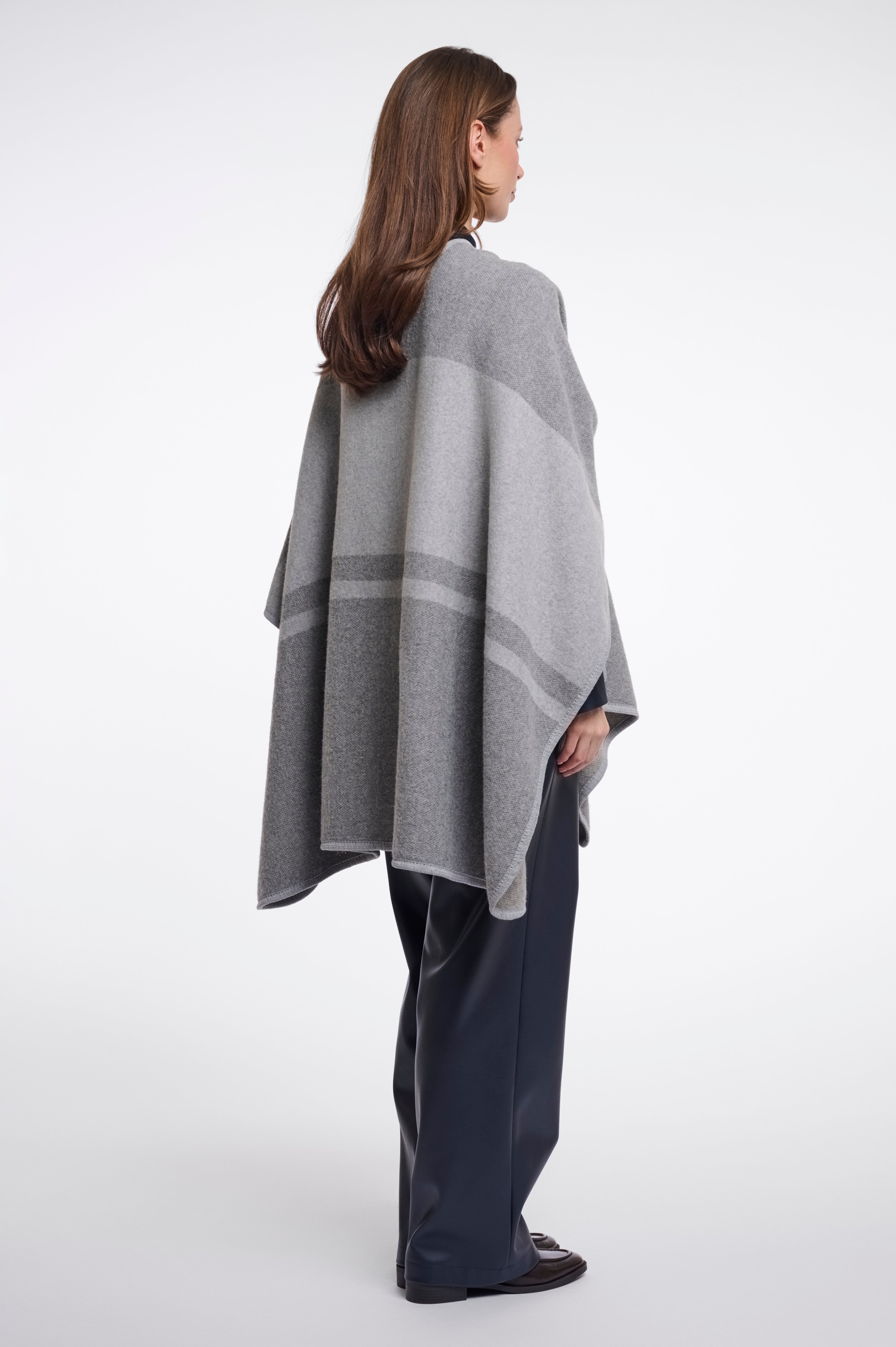 Luxuriöses Woll-Cape mit Schlaufen-Verschluss – Eleganz zum Hineinkuscheln
