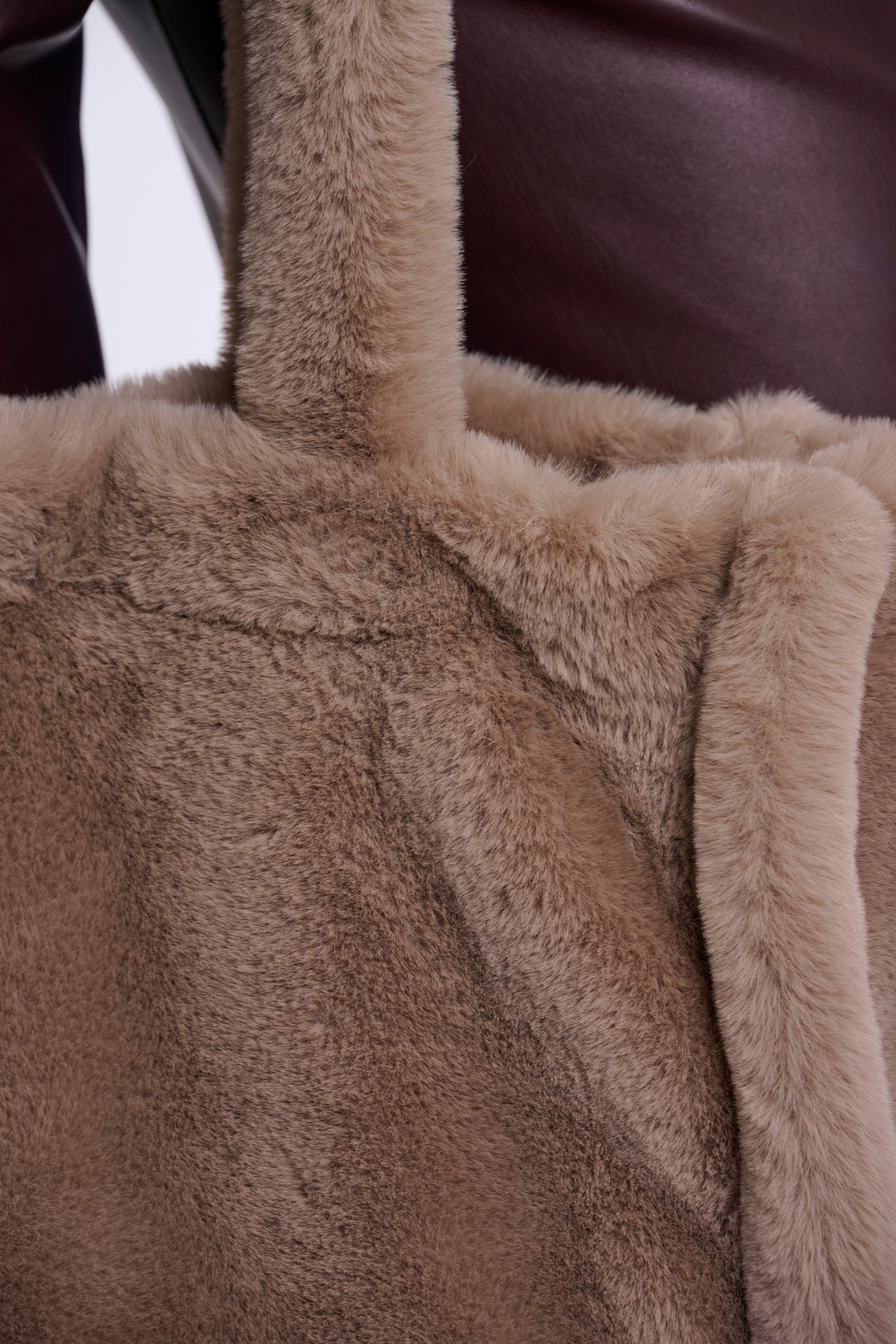 Großer Faux-Fur Shopper – Stylisches Platzwunder mit Kuschelfaktor