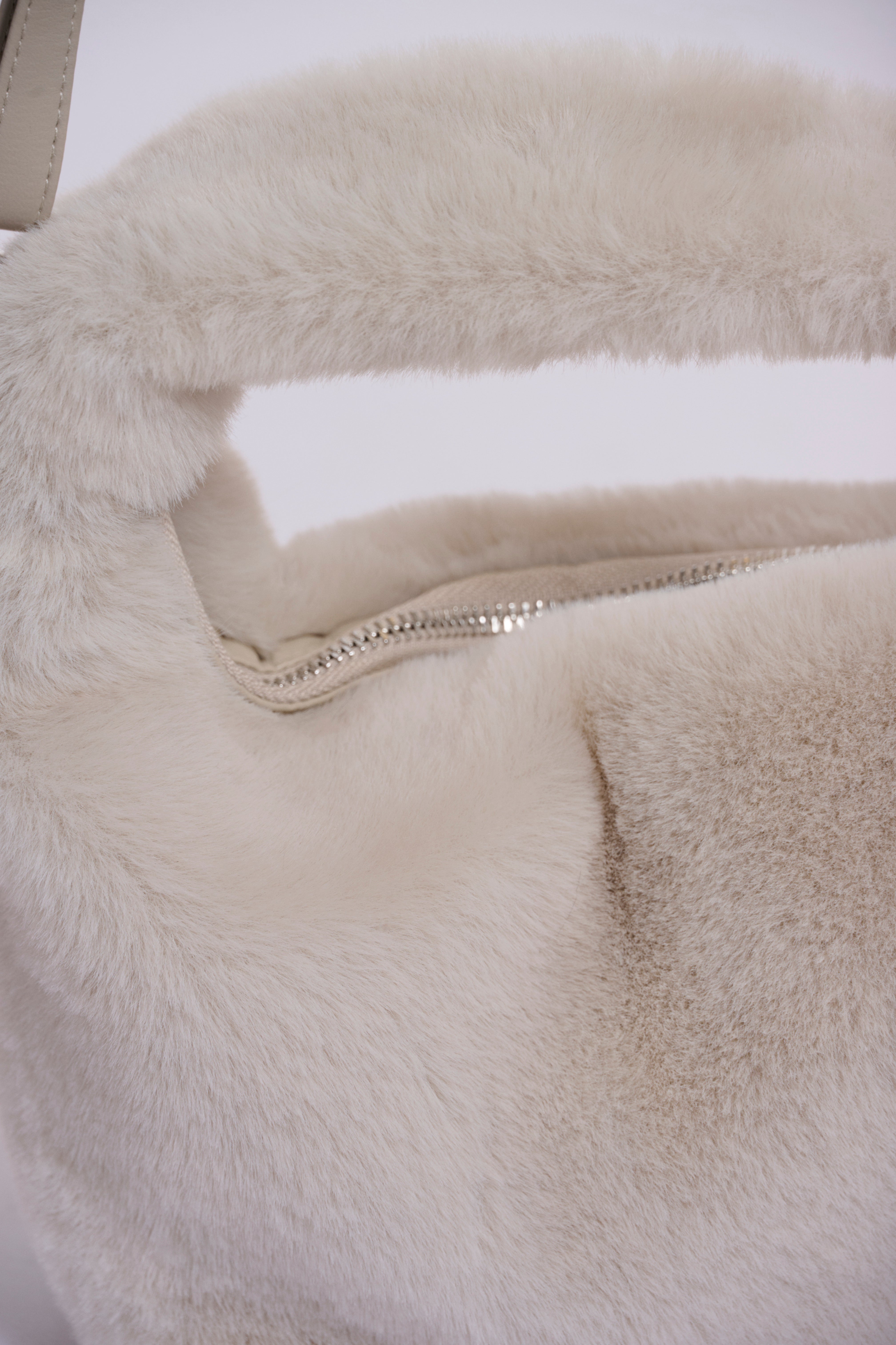 Flauschige Faux-Fur Tasche – Dein stylischer Eyecatcher