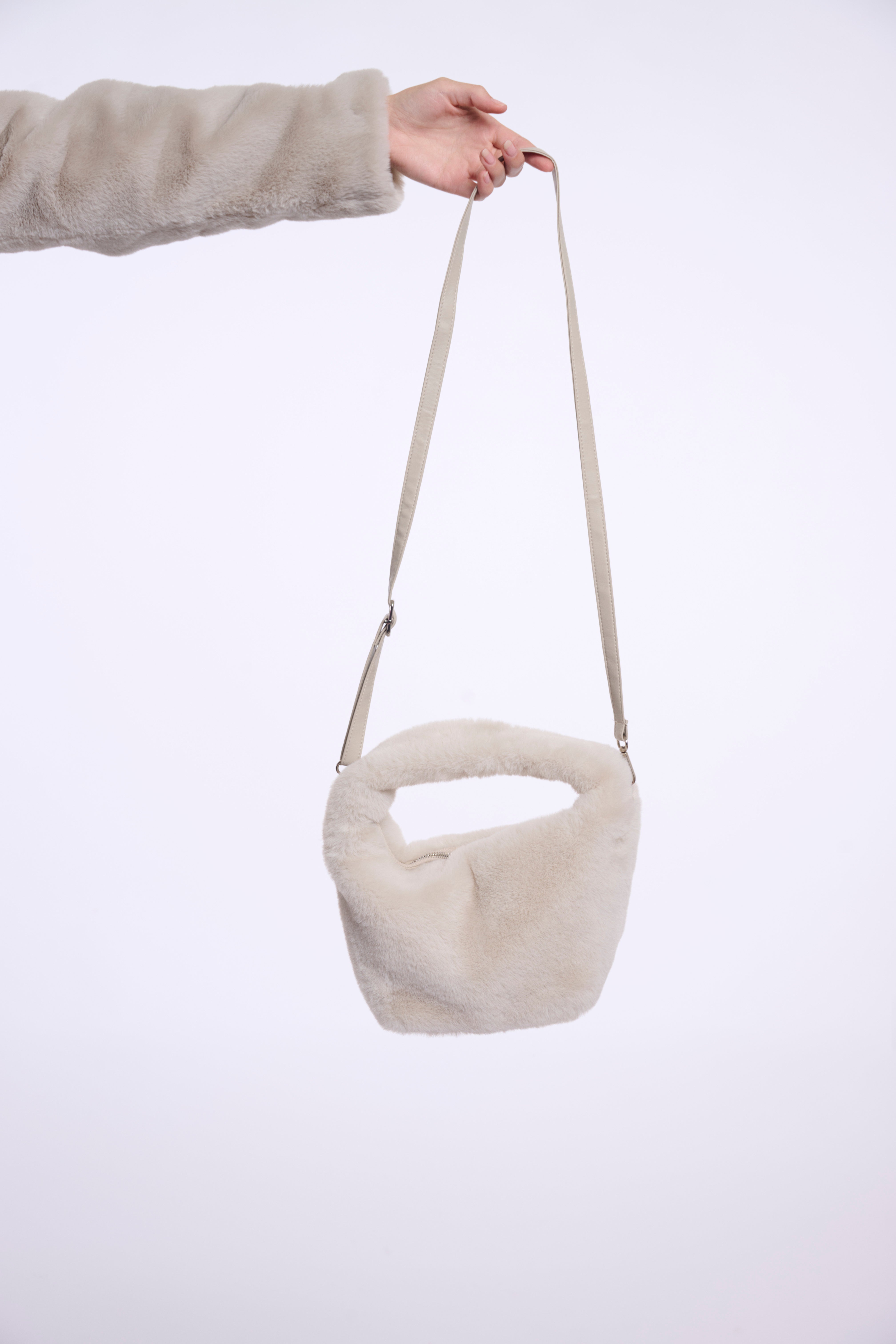 Flauschige Faux-Fur Tasche – Dein stylischer Eyecatcher