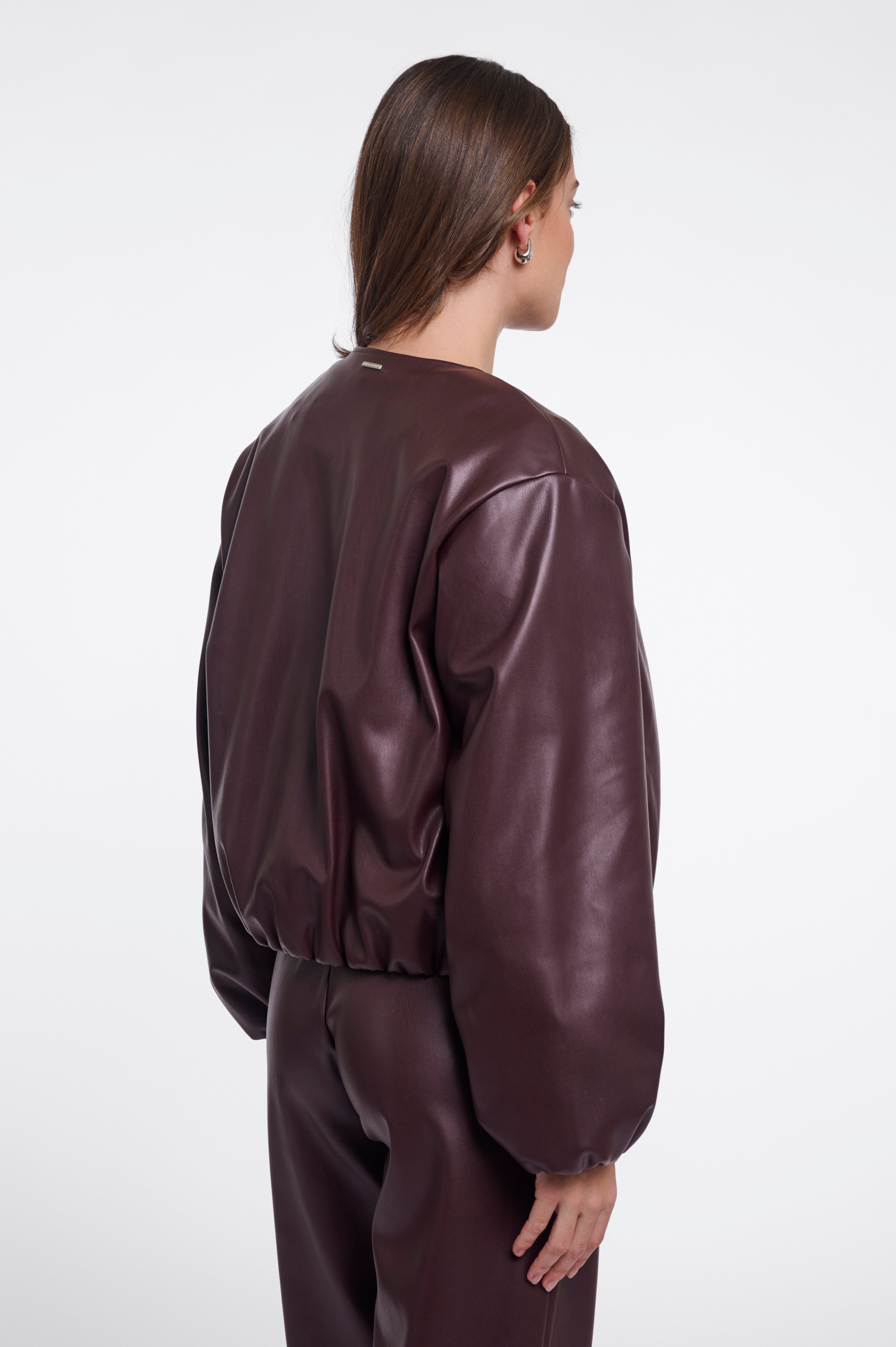 Moderner Chic mit sportlicher Note:  Bomberjacke in Leder-Optik