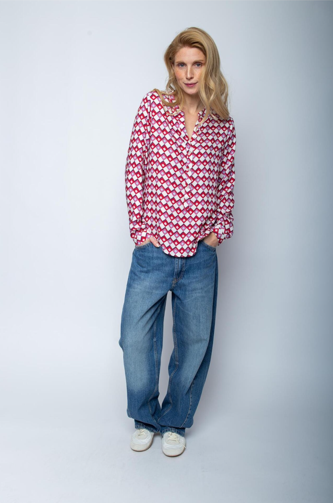 Farbenfroher Statement-Chic: Gemusterte Tunika-Bluse mit Retro-Charme