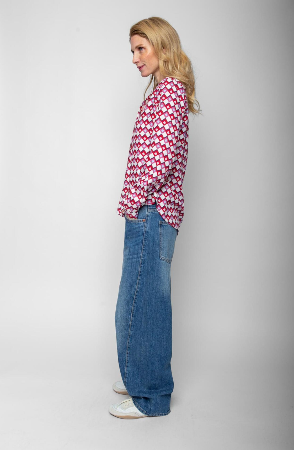 Farbenfroher Statement-Chic: Gemusterte Tunika-Bluse mit Retro-Charme