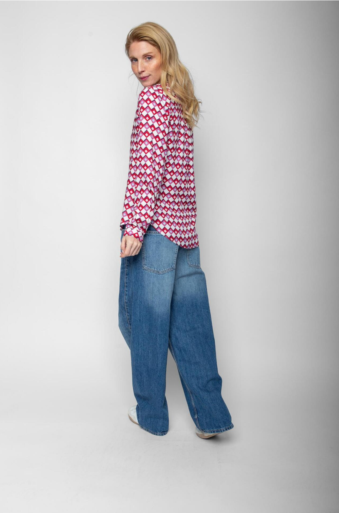 Farbenfroher Statement-Chic: Gemusterte Tunika-Bluse mit Retro-Charme