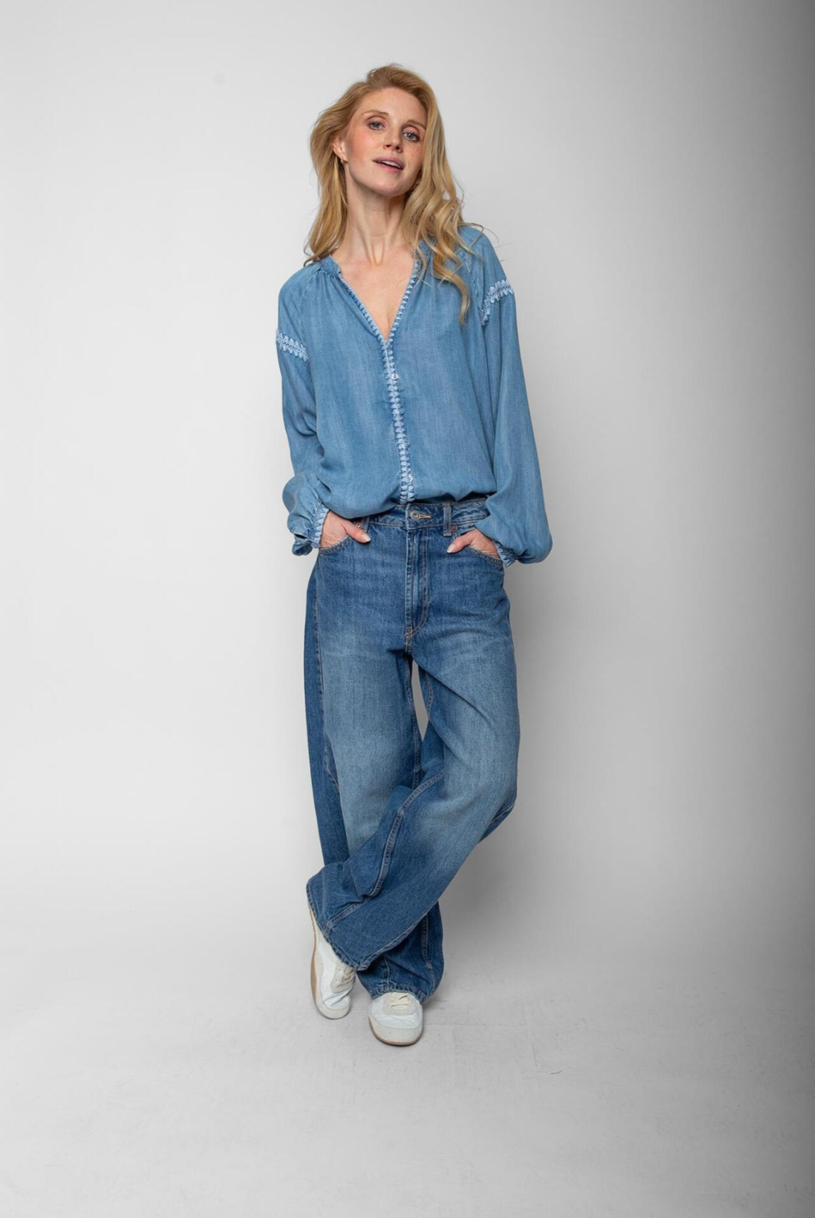 Lässiger Denim-Look: Leichte Bluse mit verspielten Stickereien
