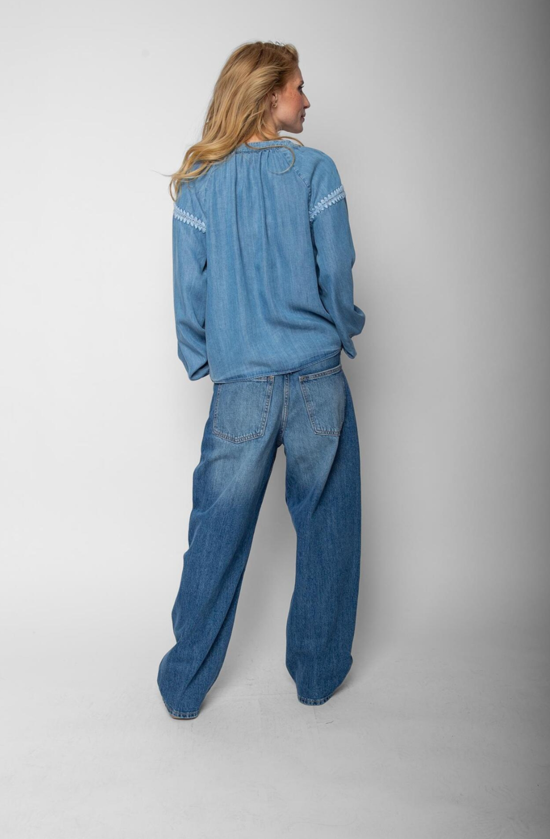 Lässiger Denim-Look: Leichte Bluse mit verspielten Stickereien