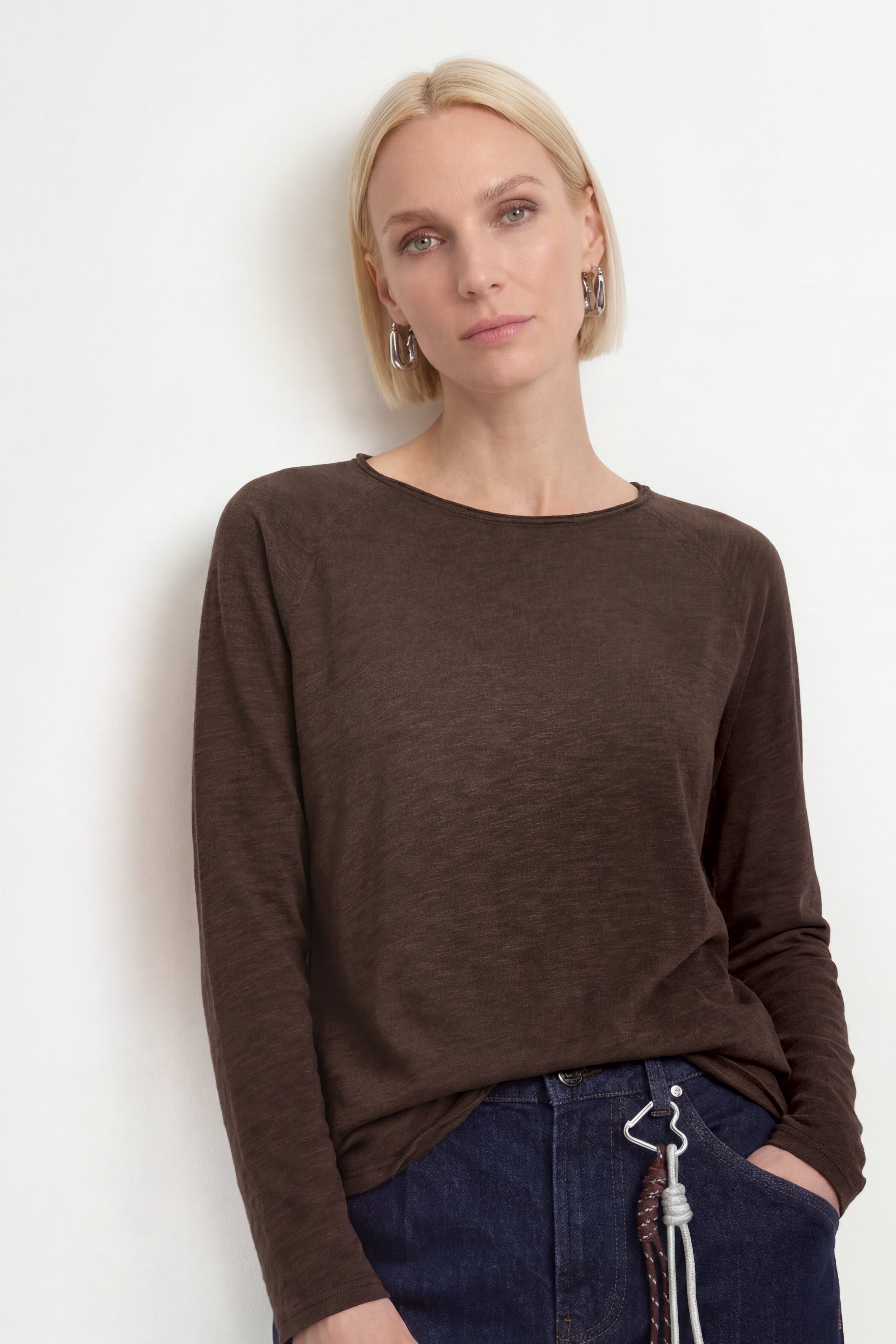Lässiger Casual-Favorit – Das Slub-Jersey Longsleeve in tiefem Dunkelbraun