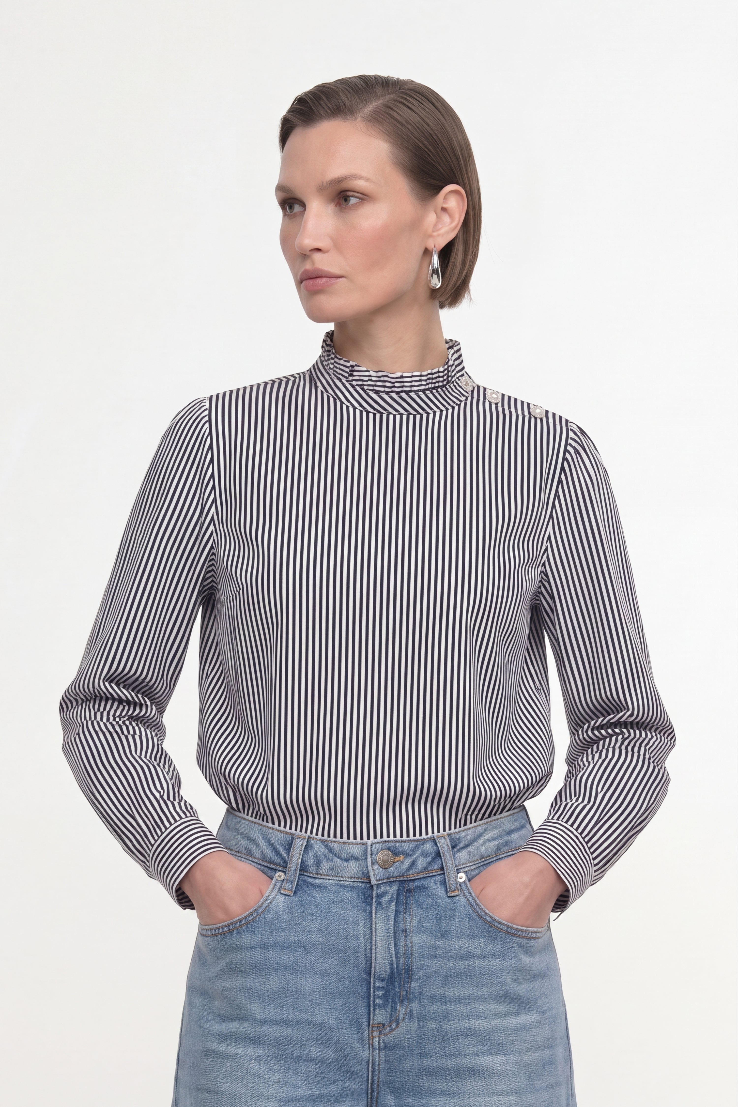 Raffinierter Streifen-Chic – Die elegante Stehkragenbluse mit funkelndem Knopfdetail