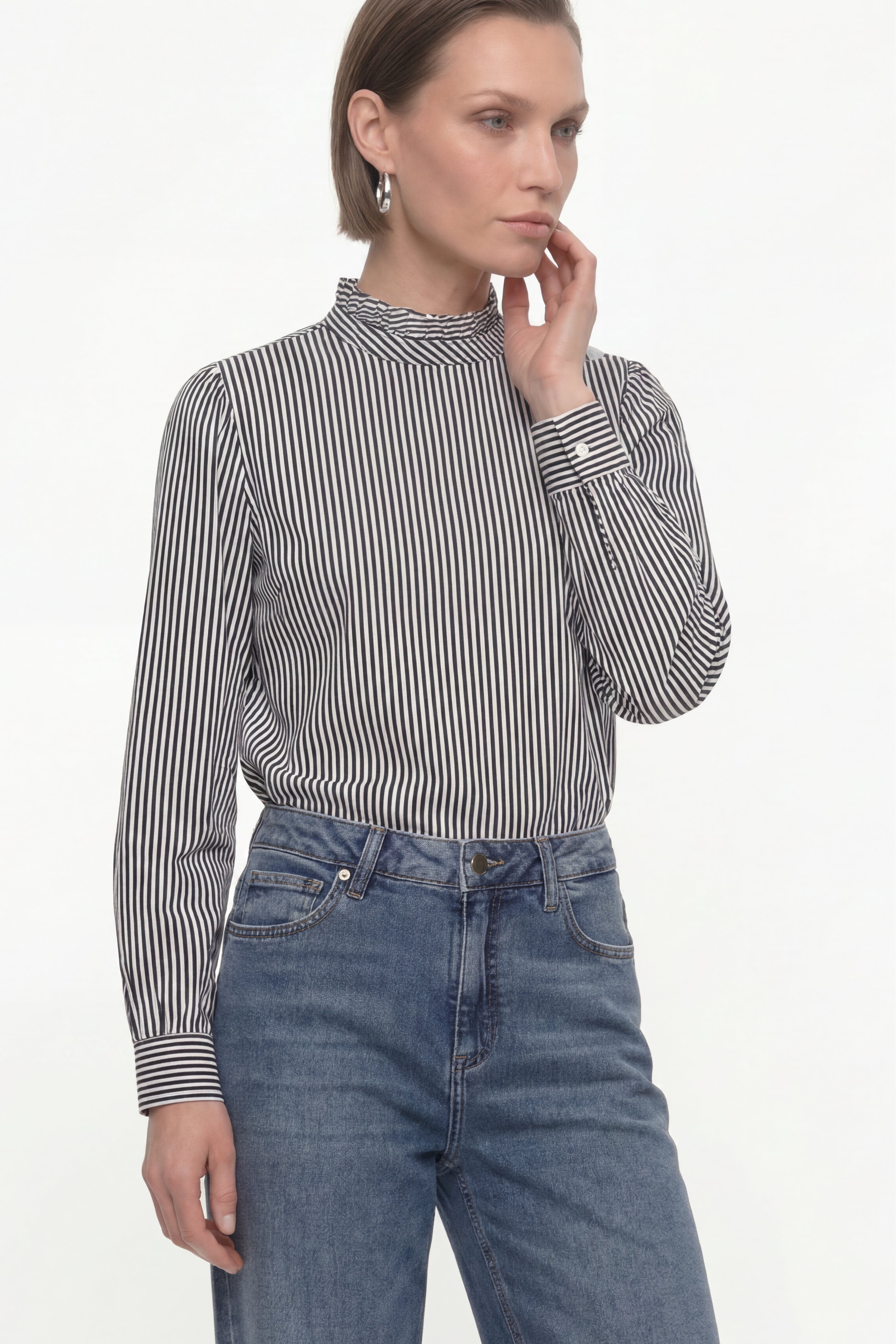 Raffinierter Streifen-Chic – Die elegante Stehkragenbluse mit funkelndem Knopfdetail