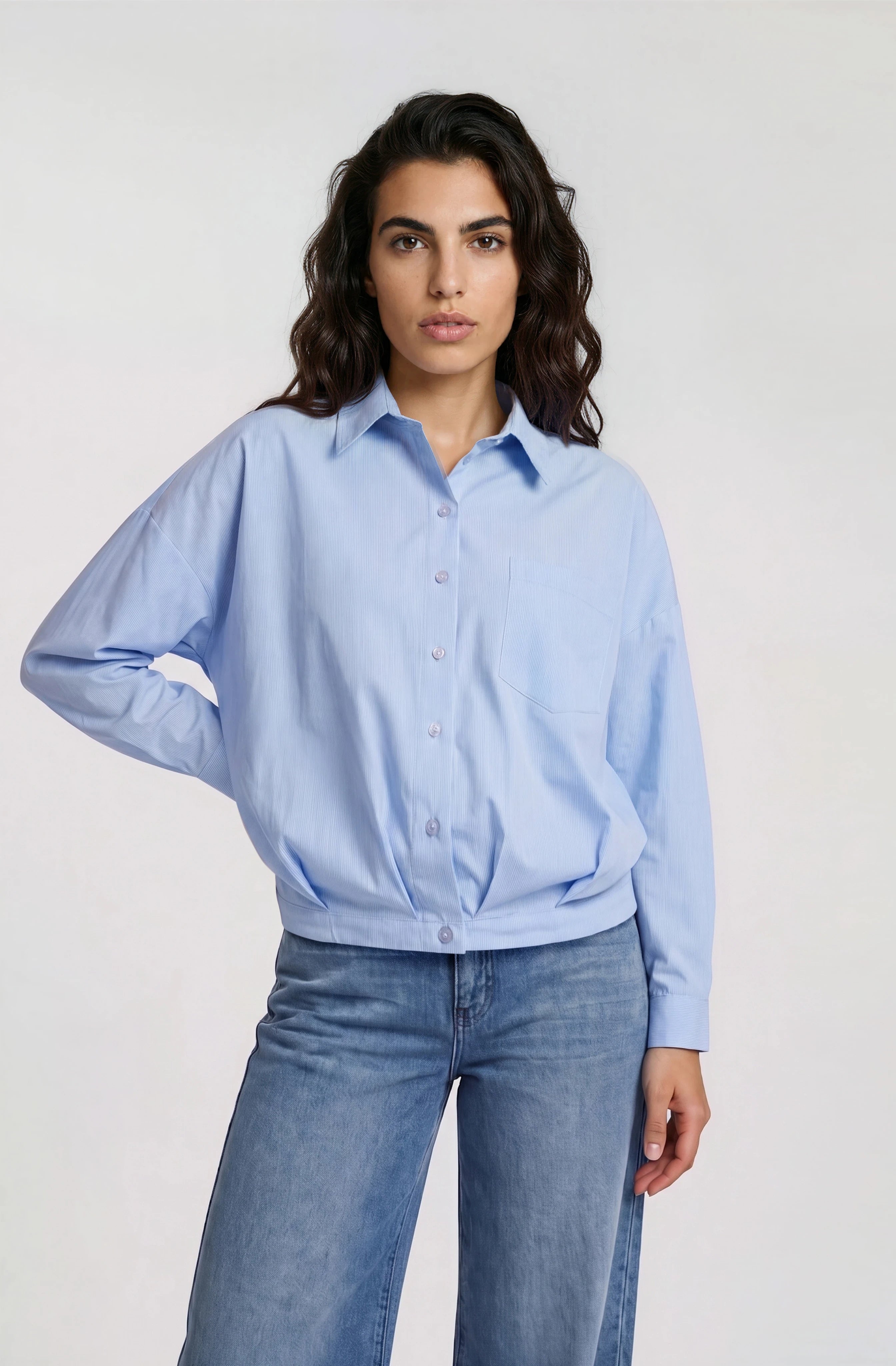 Klassische Streifenbluse im modernen Blouson-Stil