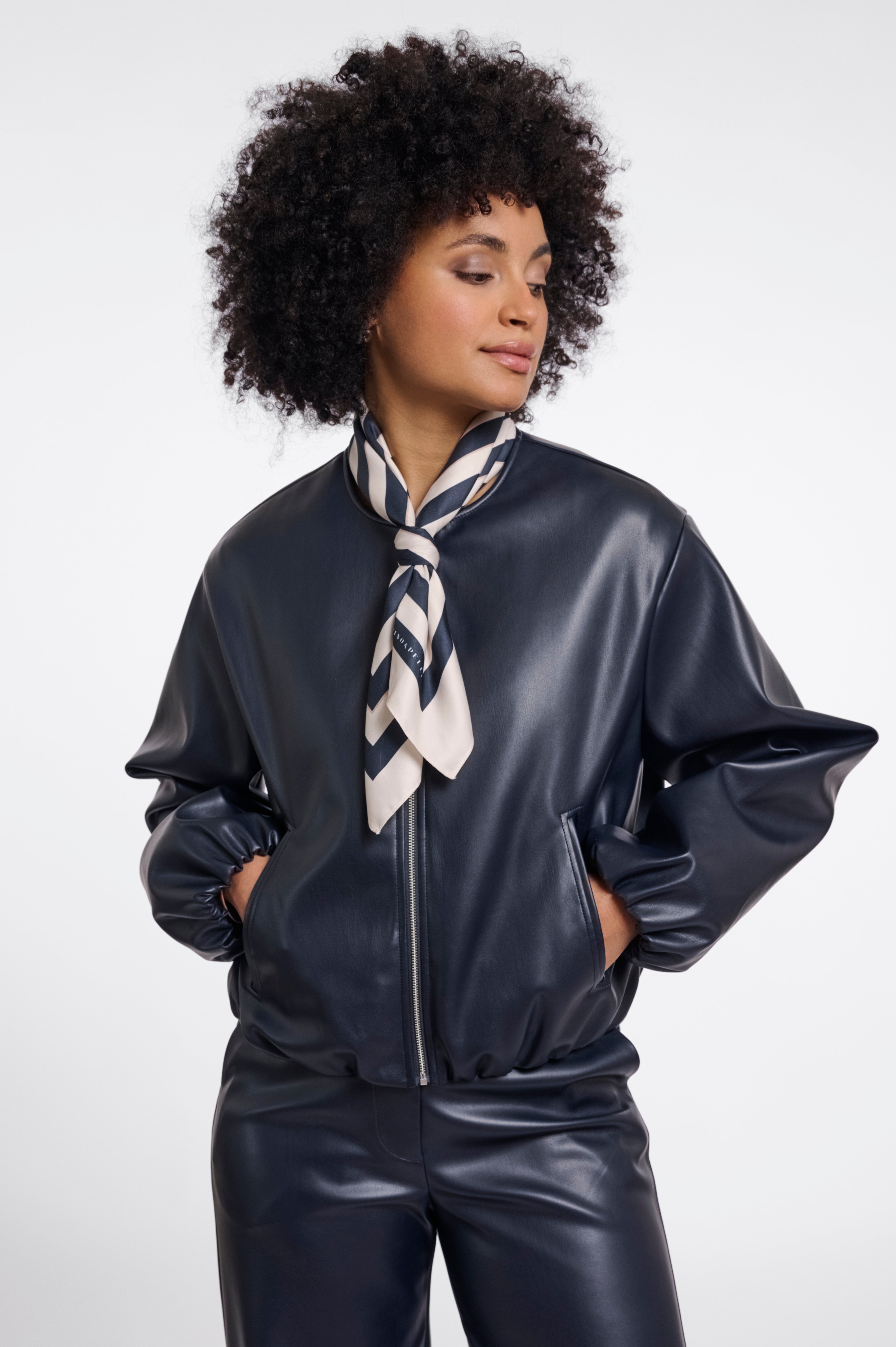 Das Halstuch Maëlle – Stilvolle Geometrie für jeden Look