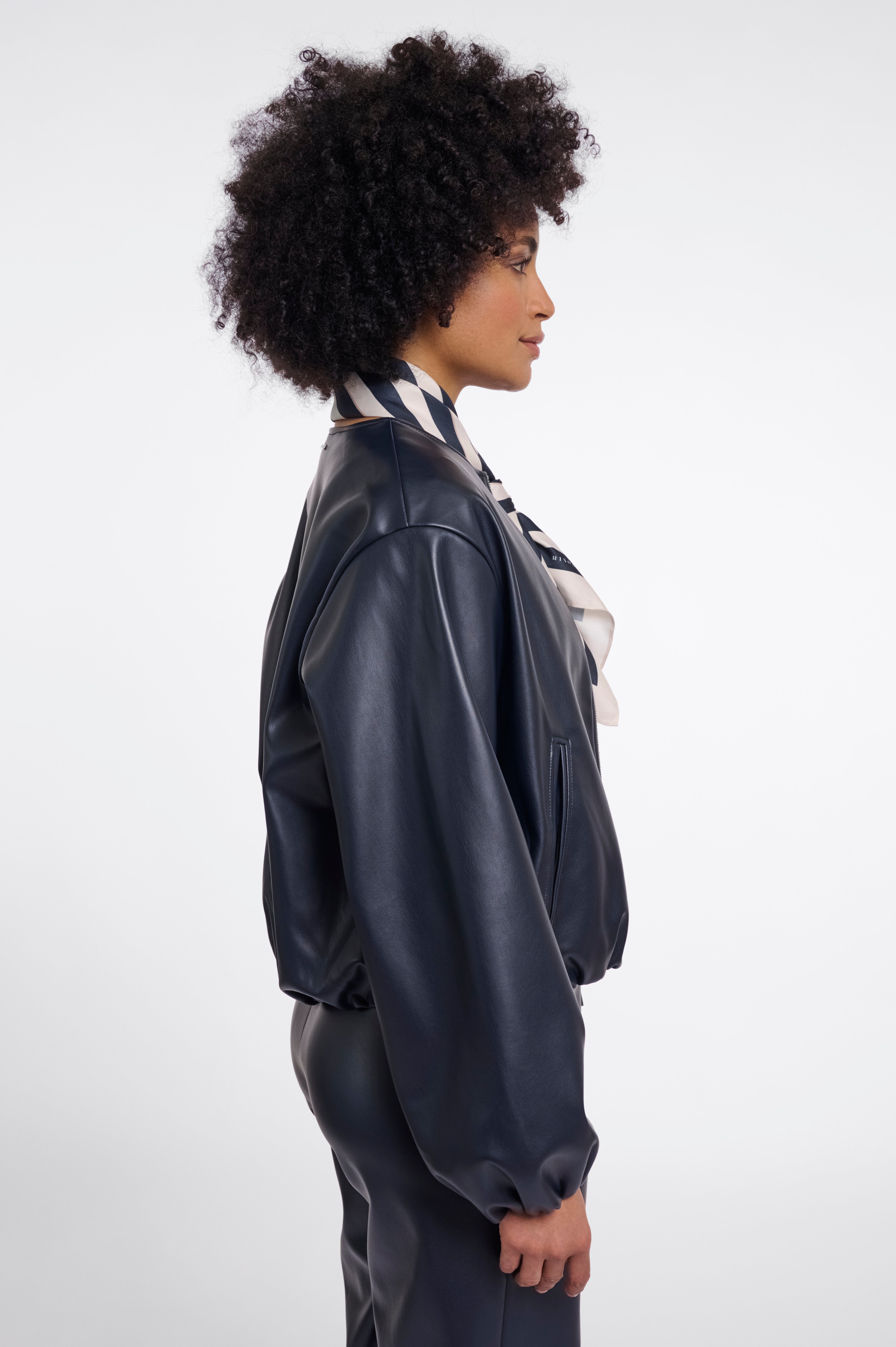 Das Halstuch Maëlle – Stilvolle Geometrie für jeden Look
