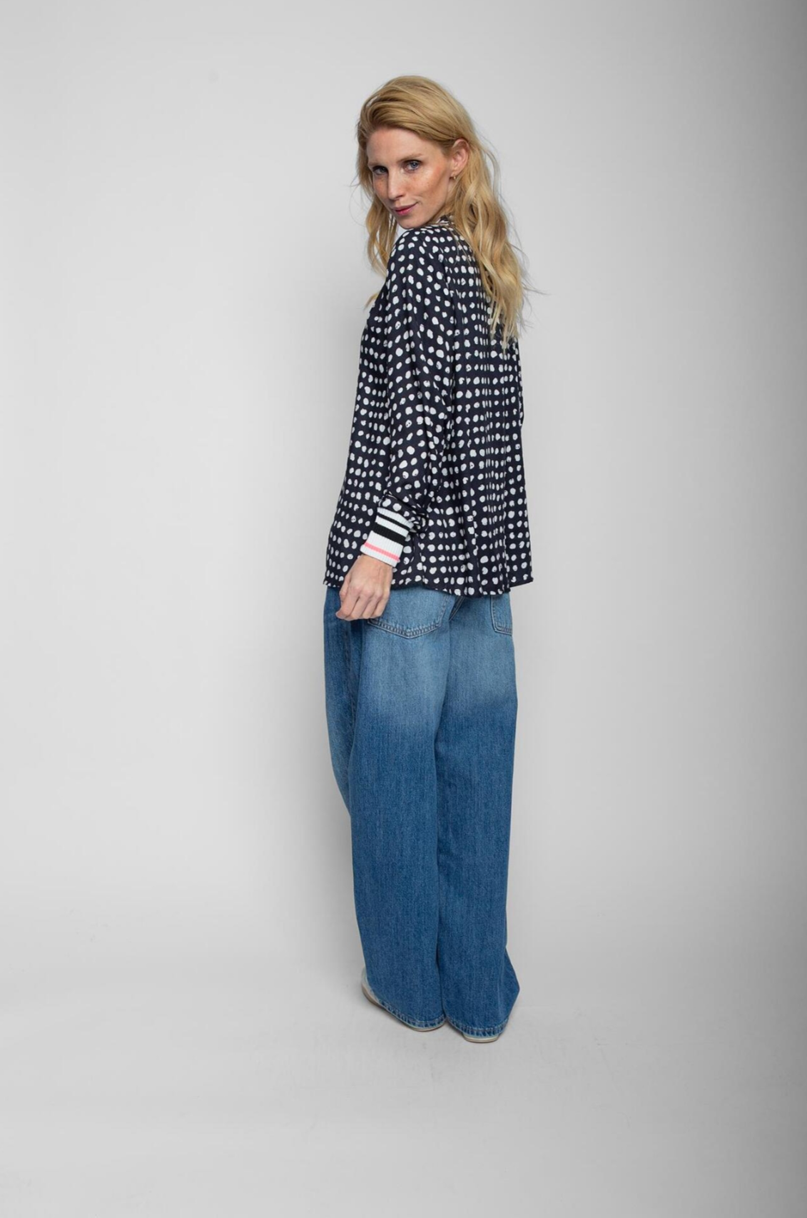 Die Punkte-Bluse mit dem sportlichen Extra