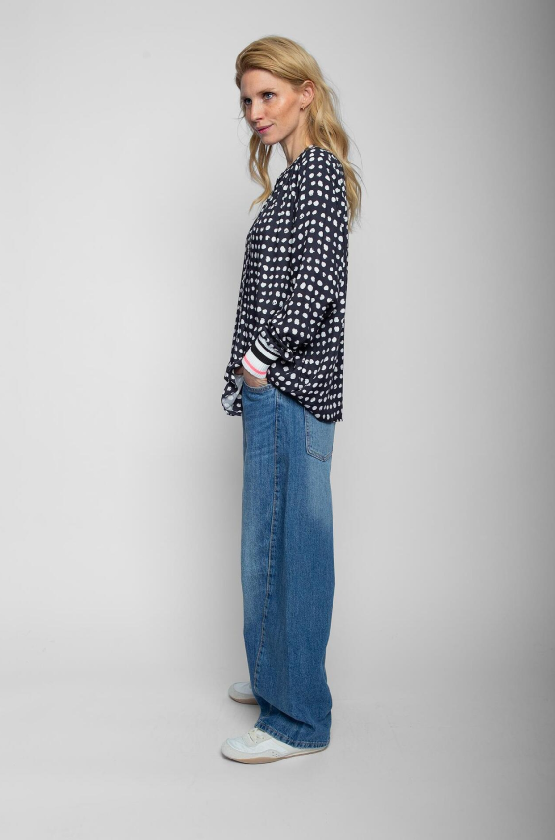 Die Punkte-Bluse mit dem sportlichen Extra