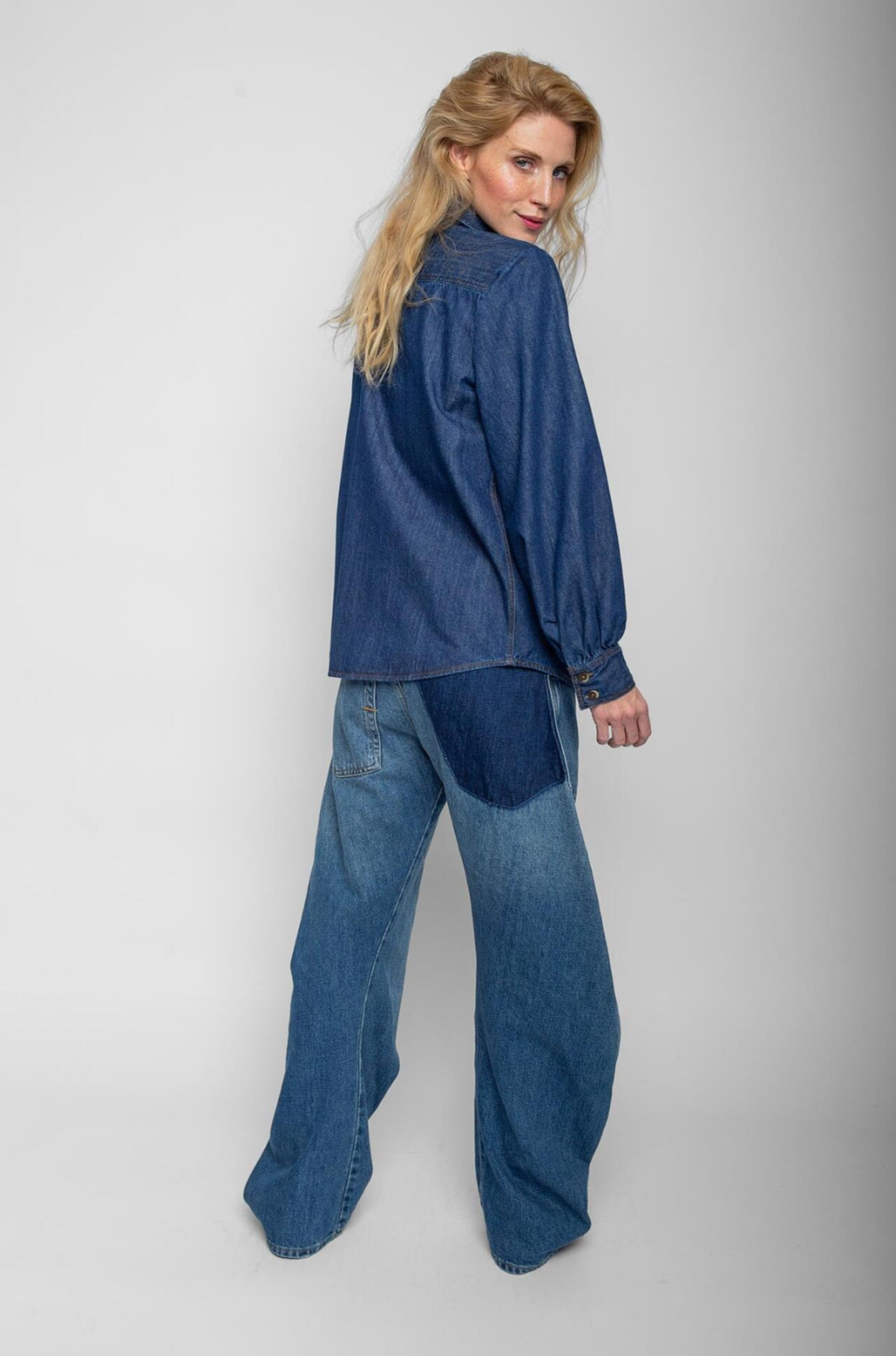 Dynamische Denim Schluppenbluse